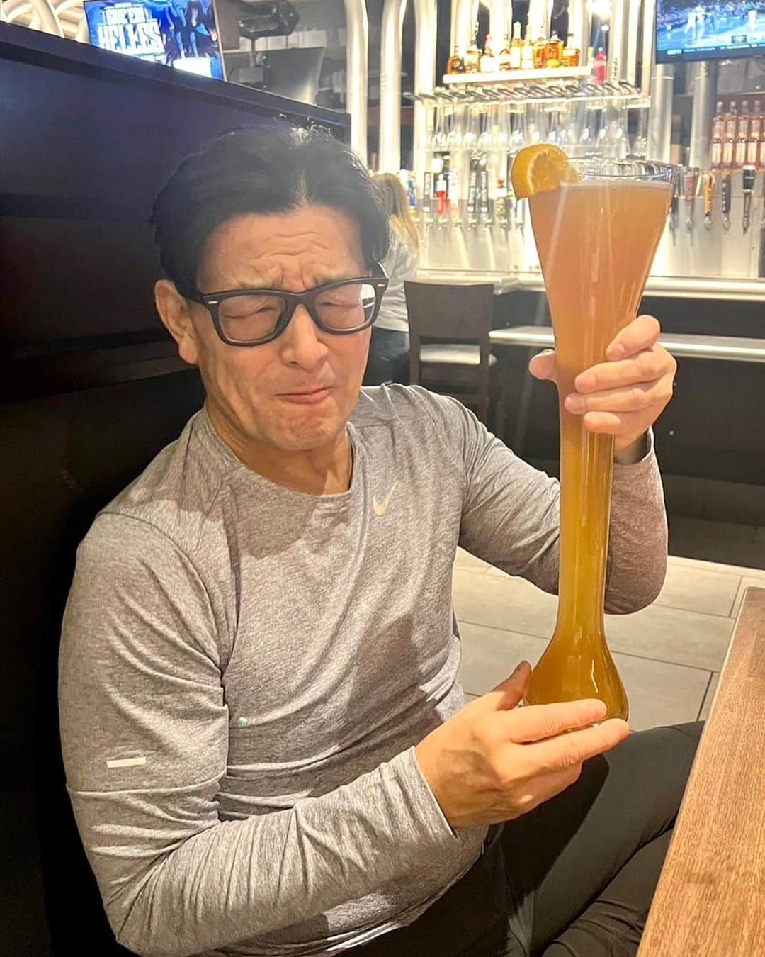 榊原信行のインスタグラム：「スタッフの皆とカリフォルニア州発のスポーツバーチェーンの“Yard House”と言うお店でアメリカンな食事をして来ましたよ！ この“Yard House”は、全米に八十店舗以上あります。 1 Yard = 約91cm のビールのグラスで100種類以上あるビールを提供する事で有名なお店なんですよ！ 私の大好物のフライド カラマリにシーザーサラダとリブアイステーキを食べました！ デラうま！ 最高でした！  I had an American meal with all the staff members at Yard House, a sports bar chain from California! This “Yard House” has over 80 stores across the United States. This shop is famous for offering over 100 types of beer in 1 Yard = approximately 91cm beer glasses! I had my favorite fried calamari, Caesar salad, and rib eye steak! It was "Dera-uma“! Awesome!!  #YardHouse #California #friedcalamari #Caesarsalad #ribeyesteak #Californiafood #Californiafgourmet #Californiarestaurant #Derauma #デラうま #バラさんの日常🌹 #バラさんオススメグルメ🌹」