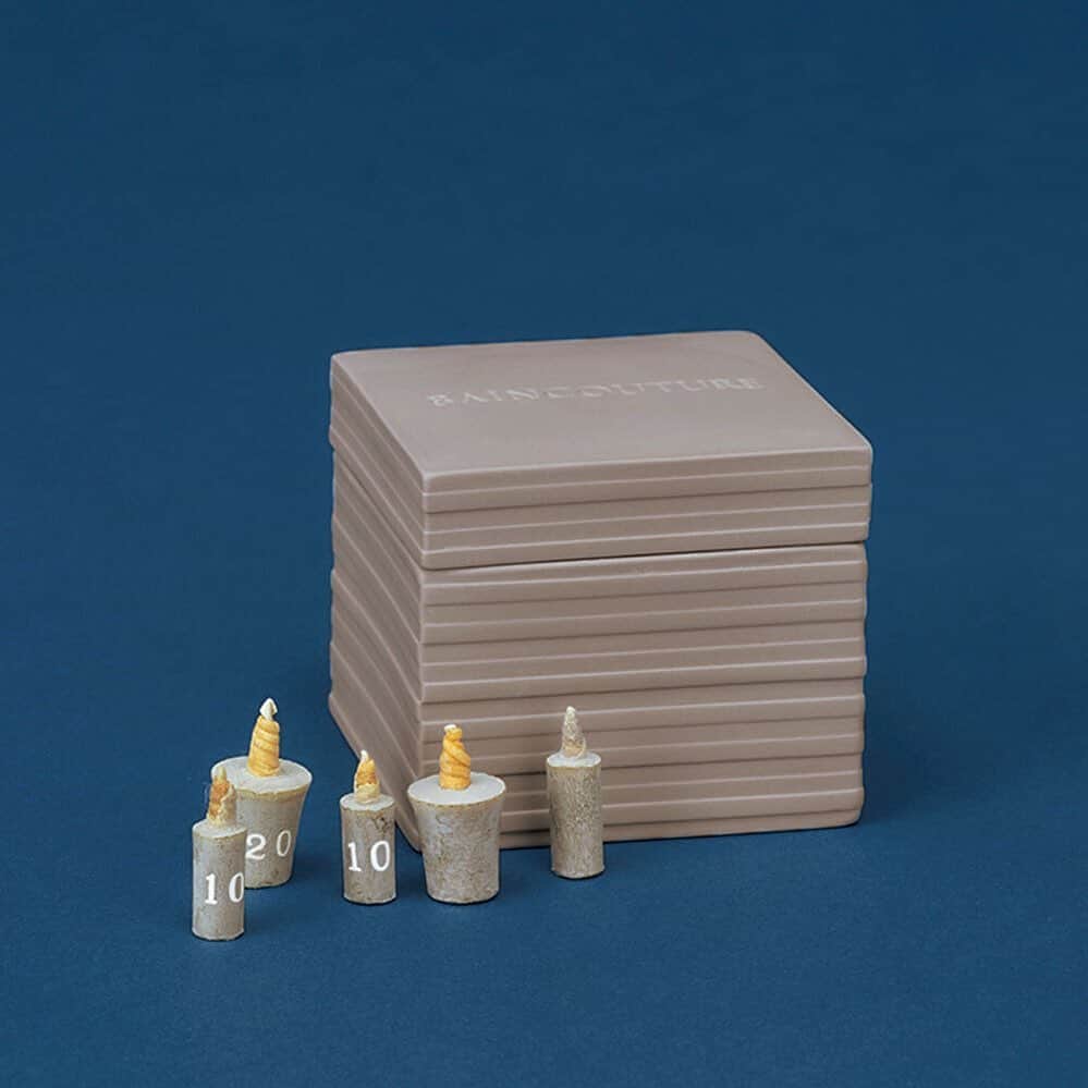ginza magazineさんのインスタグラム写真 - (ginza magazineInstagram)「【素敵な香りに包まれたい🫧】 BAINCOUTUREの和蝋燭セット バスルームで使うのにちょうどいい、燃え尽きるまで10分用と20分用の2種類の小さなキャンドルが20本入ってる。陶磁器のケースは、システムバスを製造する工程で生じる余剰タイルを活用。和蝋燭 キャンドルボックスセット ¥14,300（バンクチュール | ニッコー）  GINZA12月号は日用品特集。詳細はプロフィールのリンクをチェック🔗 @ginzamagazine  #ginzamagazine #おしゃれな人が使っている日用品 #日用品 #雑貨 #生活雑貨 #キッチン用品 #文房具 #インテリア #インテリア雑貨 #インテリアショップ #家具 #部屋 #部屋作り #フレグランス #香水 #ボディケア #津田健次郎 #石井杏奈 #MISATOANDO #アオイヤマダ #松尾スズキ」11月16日 19時25分 - ginzamagazine