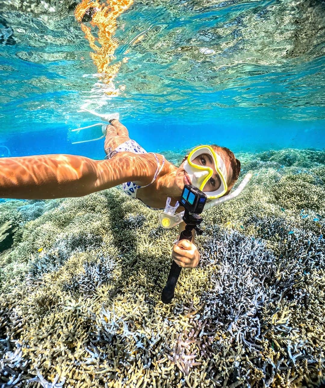 GoProのインスタグラム：「美しい珊瑚礁に囲まれながら #GoProファミリー @smile_pii がGoProセルフィー🤳  #GoProHERO12 Blackは10メートルまでの防水性能。ハウジングを使えば60メートルまで防水！🤿 📷 ・ ・ ・ @iriomote_cross_river @iriomote_hotel #GoPro #GoProJP #GoProのある生活 #星野リゾート #hoshinoresorts #西表島ホテル #iriomotehotel #西表島 #沖縄 #IriomoteIsland #FollowMe #FollowMeTo」