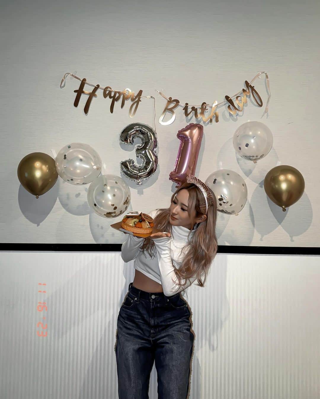 HARUYOのインスタグラム：「. 本日31歳になりました🎂❤️  内面も外面もいつまでも若々しくいられるように 自分磨きがんばりたいと思います😮‍💨🫶🏻w いつのまにか30歳超えてることを認めたくない現実←  いつも仲良くしてくれる友達、 応援してくれる皆様、家族、 全ての人にありがとう〜🥰🫧  P.S.今年？こそは素敵な彼をGETします。爆  #birthday#20231116  #海外ファッション#海外コーデ#秋ファッション#秋コーデ#シンプルコーデ#カジュアルコーデ」