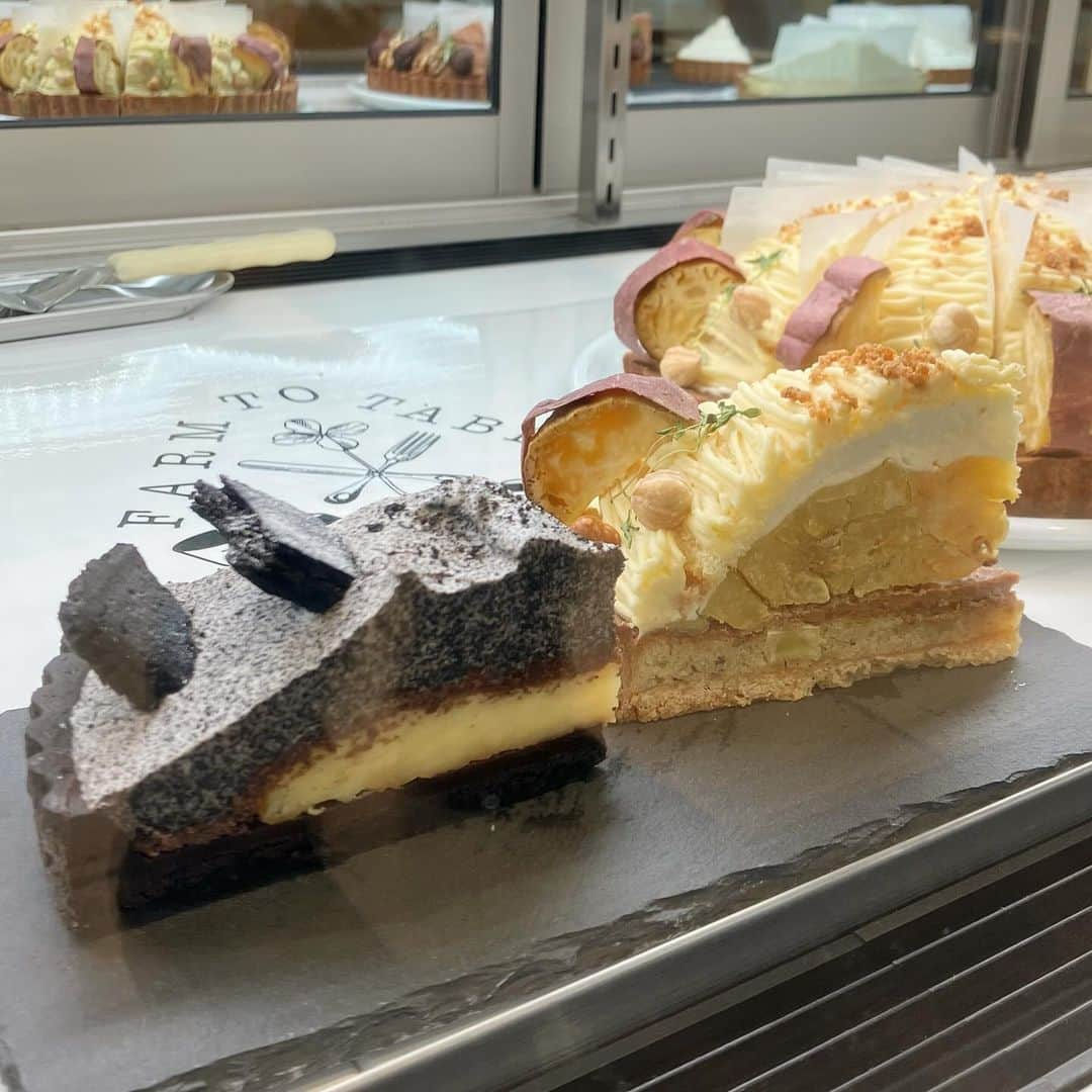 大丸神戸店のモノとコトのインスタグラム：「.  〈マザームーンカフェ〉期間限定ショップ🍰 ■11月21日(火)まで ■地1階 和洋菓子売場 スイーツイベント  〈マザームーンカフェ〉人気NO.1ケーキが、限定のスペシャルバージョンで登場します！  1993年に神戸で創業し、今年30周年を迎える老舗〈マザームーンカフェ〉🎂 店舗で人気NO.1の、卵黄を使わず卵白のみで仕上げたもちふわ食感の「エンゼルフードキャラメルケーキ」をバージョンアップさせた、 大丸神戸店催事限定ホールサイズのエンゼルフードケーキ「極（きわみ）」を販売いたします✨  ぜひこの機会にお試しください🌟   #大丸神戸店#大丸神戸#元町#神戸#神戸大丸#daimarukobe#kobe#旧居留地#神戸っこ#神戸っ子#マザームーンカフェ#デパ地下#デパ地下スイーツ」