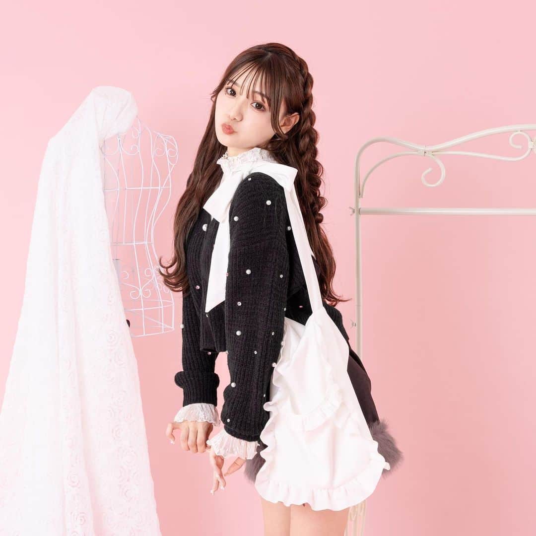 apres jour(アプレジュール) さんのインスタグラム写真 - (apres jour(アプレジュール) Instagram)「【 𝐚𝐩𝐫𝐞𝐬 𝐣𝐨𝐮𝐫 🎀 𝟔𝐭𝐡 𝐚𝐧𝐧𝐢𝐯𝐞𝐫𝐬𝐚𝐫𝐲 🎂 】　 発売前から大反響💞 ⁡ 11/16(thu)21:00〜release🧸 ⁡  ◆チャーム付きリボンフリルトートバッグが登場♡  ショルダー部分はご自身で結んでいただくリボン紐になっているため、 サイズ調整が可能となっております。  内ポケットが２つ、外ポケットが１つあり、機能性にも優れたアイテムです！ パソコンやペットボトルもしっかり入るサイズ感！ チャームは取り外しが可能なので、 お手持ちの別アイテムに合わせてお使いいただくことも可能です◎ ⁡ #チャームリボンフリルトート 商品番号🔎989600 サイズ…FREE ¥2,595(taxin)  ◆チャーム付きフリルベロアポーチ♡  フリルデザインのついたコンパクトなスクエア型ポーチ。 ダイヤモンドのような形のチャームも可愛らしいポイントです♪  コスメやアクセサリー収納として普段使いはもちろん、 旅行や出先でも活躍するアイテムです！ 付属のチャームは取り外し可能となっております。  再販なしの6周年限定アイテムとなりますのでこの機会に是非♡  #チャームベロアポーチ 商品番号🔎989601 サイズ…FREE ¥1,995(taxin) ⁡ ⁡ こちらの画像はインスタ用に加工しておりますので、カラーの雰囲気が実際の商品と異なる場合がございます。 商品ページにてカラーのご確認をお願い致します。 ⁡ #ZOZOでしか買えない #アプレジュール #アプレ部」11月16日 19時30分 - apres_jour