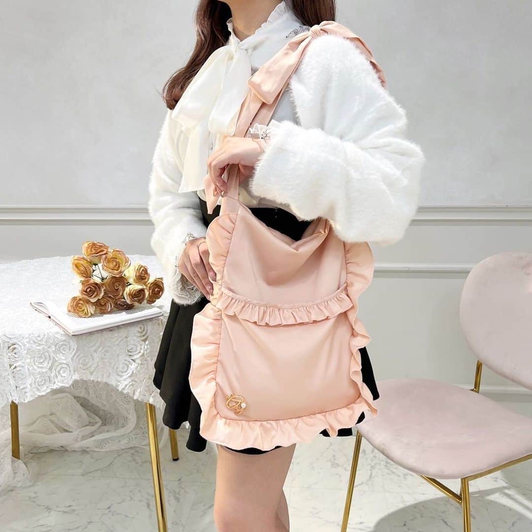 apres jour(アプレジュール) さんのインスタグラム写真 - (apres jour(アプレジュール) Instagram)「【 𝐚𝐩𝐫𝐞𝐬 𝐣𝐨𝐮𝐫 🎀 𝟔𝐭𝐡 𝐚𝐧𝐧𝐢𝐯𝐞𝐫𝐬𝐚𝐫𝐲 🎂 】　 発売前から大反響💞 ⁡ 11/16(thu)21:00〜release🧸 ⁡  ◆チャーム付きリボンフリルトートバッグが登場♡  ショルダー部分はご自身で結んでいただくリボン紐になっているため、 サイズ調整が可能となっております。  内ポケットが２つ、外ポケットが１つあり、機能性にも優れたアイテムです！ パソコンやペットボトルもしっかり入るサイズ感！ チャームは取り外しが可能なので、 お手持ちの別アイテムに合わせてお使いいただくことも可能です◎ ⁡ #チャームリボンフリルトート 商品番号🔎989600 サイズ…FREE ¥2,595(taxin)  ◆チャーム付きフリルベロアポーチ♡  フリルデザインのついたコンパクトなスクエア型ポーチ。 ダイヤモンドのような形のチャームも可愛らしいポイントです♪  コスメやアクセサリー収納として普段使いはもちろん、 旅行や出先でも活躍するアイテムです！ 付属のチャームは取り外し可能となっております。  再販なしの6周年限定アイテムとなりますのでこの機会に是非♡  #チャームベロアポーチ 商品番号🔎989601 サイズ…FREE ¥1,995(taxin) ⁡ ⁡ こちらの画像はインスタ用に加工しておりますので、カラーの雰囲気が実際の商品と異なる場合がございます。 商品ページにてカラーのご確認をお願い致します。 ⁡ #ZOZOでしか買えない #アプレジュール #アプレ部」11月16日 19時30分 - apres_jour