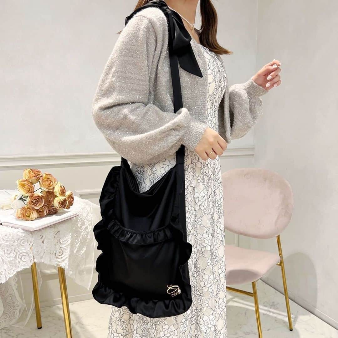 apres jour(アプレジュール) さんのインスタグラム写真 - (apres jour(アプレジュール) Instagram)「【 𝐚𝐩𝐫𝐞𝐬 𝐣𝐨𝐮𝐫 🎀 𝟔𝐭𝐡 𝐚𝐧𝐧𝐢𝐯𝐞𝐫𝐬𝐚𝐫𝐲 🎂 】　 発売前から大反響💞 ⁡ 11/16(thu)21:00〜release🧸 ⁡  ◆チャーム付きリボンフリルトートバッグが登場♡  ショルダー部分はご自身で結んでいただくリボン紐になっているため、 サイズ調整が可能となっております。  内ポケットが２つ、外ポケットが１つあり、機能性にも優れたアイテムです！ パソコンやペットボトルもしっかり入るサイズ感！ チャームは取り外しが可能なので、 お手持ちの別アイテムに合わせてお使いいただくことも可能です◎ ⁡ #チャームリボンフリルトート 商品番号🔎989600 サイズ…FREE ¥2,595(taxin)  ◆チャーム付きフリルベロアポーチ♡  フリルデザインのついたコンパクトなスクエア型ポーチ。 ダイヤモンドのような形のチャームも可愛らしいポイントです♪  コスメやアクセサリー収納として普段使いはもちろん、 旅行や出先でも活躍するアイテムです！ 付属のチャームは取り外し可能となっております。  再販なしの6周年限定アイテムとなりますのでこの機会に是非♡  #チャームベロアポーチ 商品番号🔎989601 サイズ…FREE ¥1,995(taxin) ⁡ ⁡ こちらの画像はインスタ用に加工しておりますので、カラーの雰囲気が実際の商品と異なる場合がございます。 商品ページにてカラーのご確認をお願い致します。 ⁡ #ZOZOでしか買えない #アプレジュール #アプレ部」11月16日 19時30分 - apres_jour