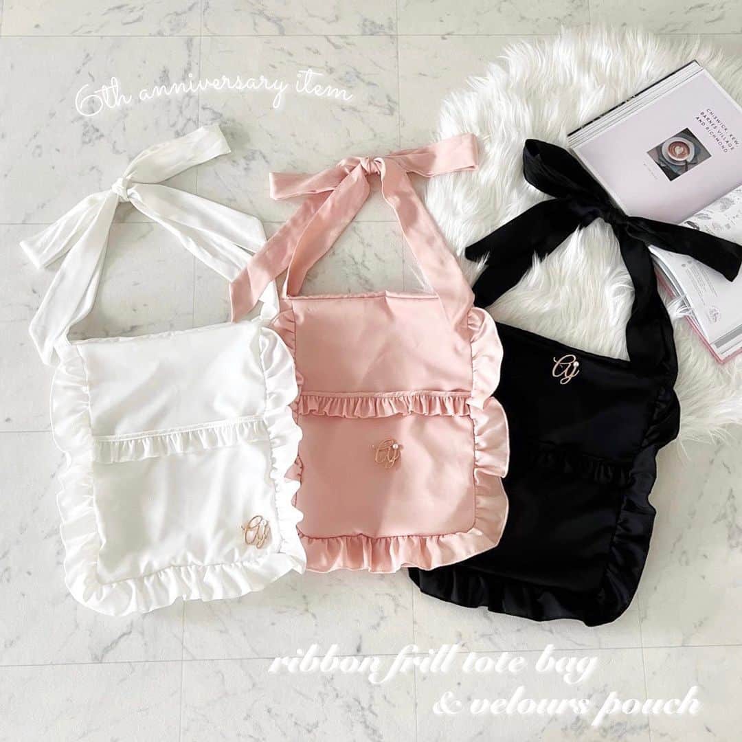 apres jour(アプレジュール) のインスタグラム：「【 𝐚𝐩𝐫𝐞𝐬 𝐣𝐨𝐮𝐫 🎀 𝟔𝐭𝐡 𝐚𝐧𝐧𝐢𝐯𝐞𝐫𝐬𝐚𝐫𝐲 🎂 】　 発売前から大反響💞 ⁡ 11/16(thu)21:00〜release🧸 ⁡  ◆チャーム付きリボンフリルトートバッグが登場♡  ショルダー部分はご自身で結んでいただくリボン紐になっているため、 サイズ調整が可能となっております。  内ポケットが２つ、外ポケットが１つあり、機能性にも優れたアイテムです！ パソコンやペットボトルもしっかり入るサイズ感！ チャームは取り外しが可能なので、 お手持ちの別アイテムに合わせてお使いいただくことも可能です◎ ⁡ #チャームリボンフリルトート 商品番号🔎989600 サイズ…FREE ¥2,595(taxin)  ◆チャーム付きフリルベロアポーチ♡  フリルデザインのついたコンパクトなスクエア型ポーチ。 ダイヤモンドのような形のチャームも可愛らしいポイントです♪  コスメやアクセサリー収納として普段使いはもちろん、 旅行や出先でも活躍するアイテムです！ 付属のチャームは取り外し可能となっております。  再販なしの6周年限定アイテムとなりますのでこの機会に是非♡  #チャームベロアポーチ 商品番号🔎989601 サイズ…FREE ¥1,995(taxin) ⁡ ⁡ こちらの画像はインスタ用に加工しておりますので、カラーの雰囲気が実際の商品と異なる場合がございます。 商品ページにてカラーのご確認をお願い致します。 ⁡ #ZOZOでしか買えない #アプレジュール #アプレ部」