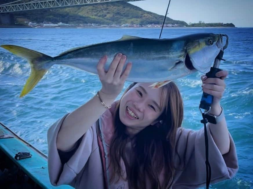 冨士木耶奈さんのインスタグラム写真 - (冨士木耶奈Instagram)「. 下書きに入ったまま 投稿忘れておった〜📸 友達の釣ったときの とびっきりの笑顔見たら 幸せになるなぁ☺️🌈  とぅーが作ってきてくれた お弁当もおいしかった🍱✨ 最後の写真、左から 夏、春、秋、冬ってかんじの いつ撮ったかわからん 写真になっとる🤣🤣ww  #ノマセ釣り #船釣り #🎣  #毎日釣り #明石 #青物 #🐟  #ホームレス女子 #冨士木耶奈 #🐆」11月16日 19時30分 - fishing_kana