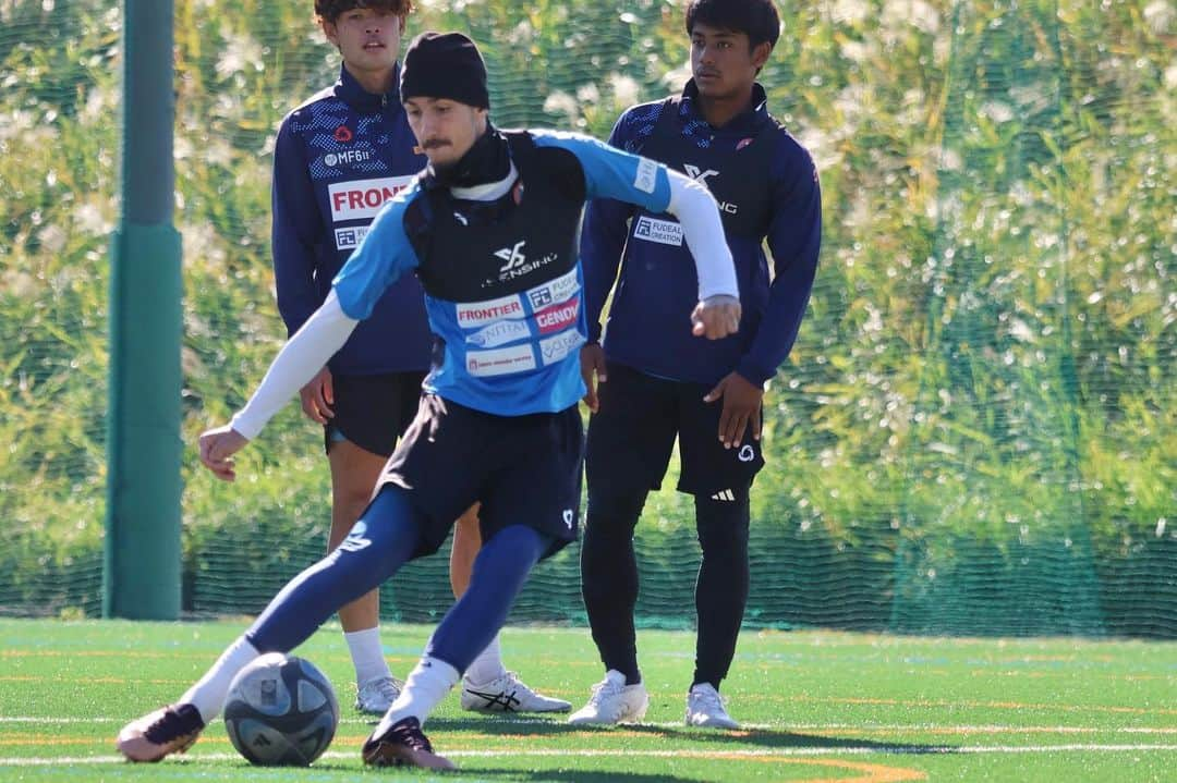 横浜スポーツ&カルチャークラブさんのインスタグラム写真 - (横浜スポーツ&カルチャークラブInstagram)「.  🔵training🟠  11/16  training photo📸  #佐川亮介 #脇坂崚平 #ロリスティネッリ #岡本享也 #萱沼優聖  NEXT👉 J3リーグ第36節 【AWAY】 📅11/18（土）14:00ko 🆚#松本山雅FC  #yscc #Ｊリーグ #jleague #j3 #横浜 #本牧 #soccer #サッカー #bonera」11月16日 20時00分 - yscc_official