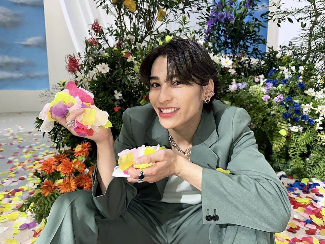 のインスタグラム：「Freaking Happyの MV観てね☺︎  緑セットアップかわちい  感想も教えてね！！」