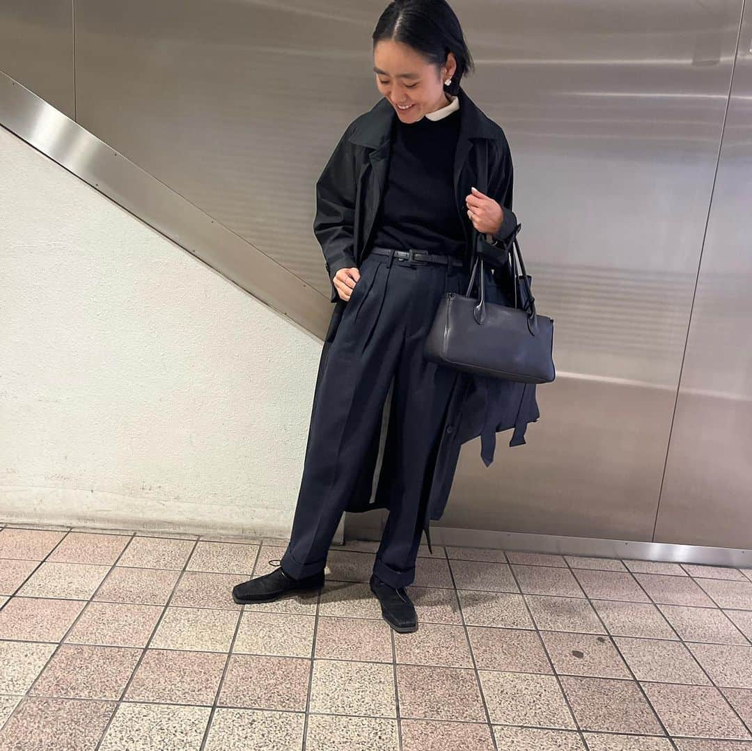 金子綾のインスタグラム：「today's... #ootd  #akcloset   長女の個人面談に。 着てるだけだけど襟袖付き風の便利ニットに、 メンズPRの方が素敵に履いていたパンツに、まさかのXSサイズがあると知って試着して惚れ込んで買ったネイビーパンツ。 コートは以前コラボさせていただいたもの♡ ちなみに娘も学校に着て行ってる🤭」