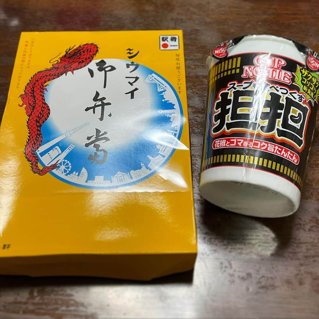 木村ひさしのインスタグラム：「最高のおっさんに晩ごはん。 崎陽軒のシウマイ弁当＋スープを食べ尽くす坦々 #最高のおっさんの駅弁 #最高のおっさんのカップ麺 #2024チャレンジ第一弾」