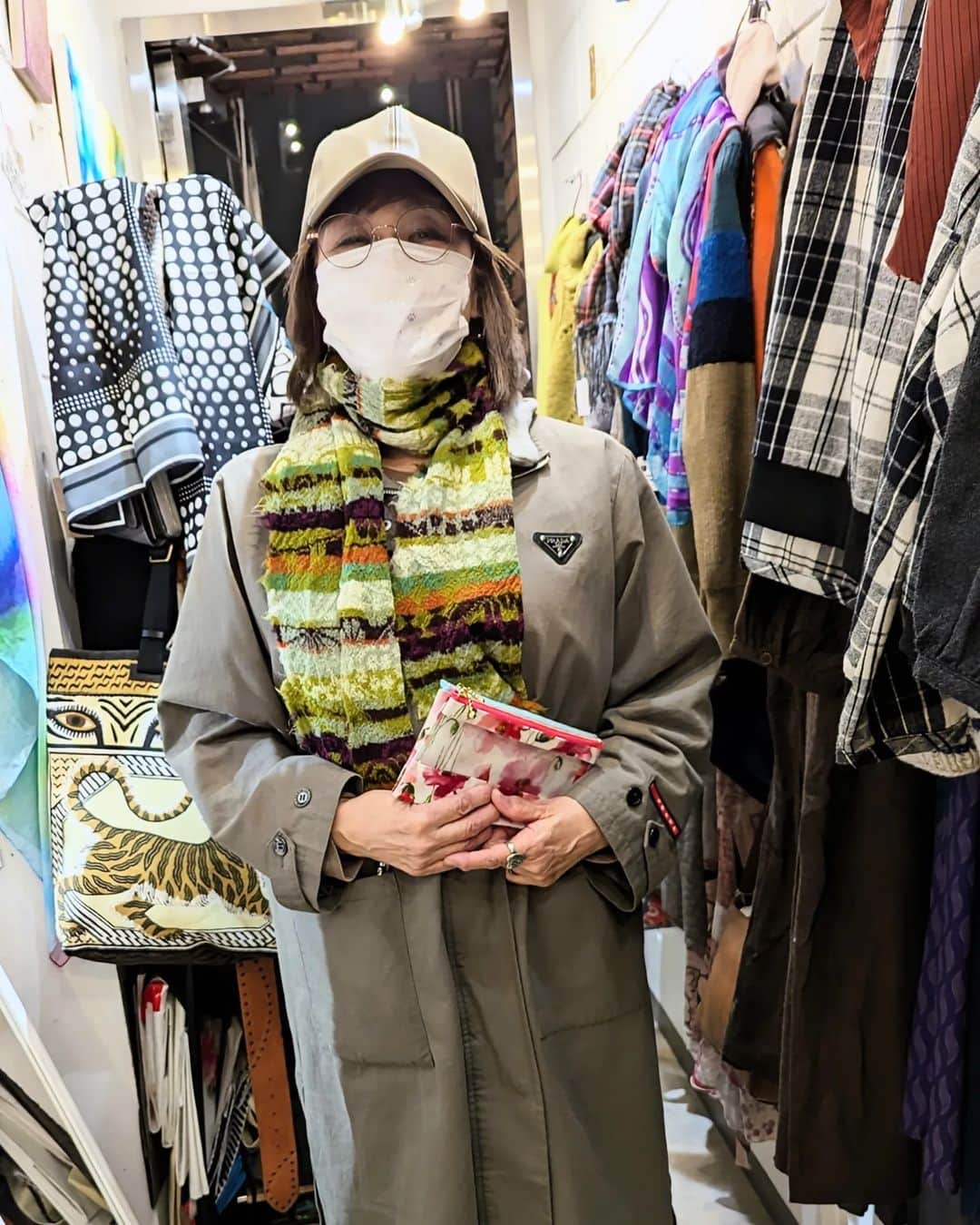 平井富子のインスタグラム：「都内から、ヒロコさんがご来店。  表参道には時々。 アクセサリーをいろいろ見て頂きました。 嬉しい〜  人気のブタパナマフラー、ハンドメイドのアネモネ柄ポーチ等気に入って頂きました。アネモネが大好きだそうで良かったです！  マフラーは、そのまま着用、お似合いです〜  また、お立ち寄り下さい〜」