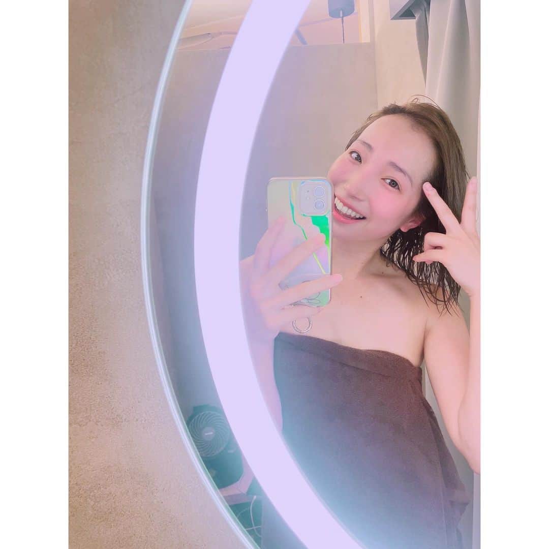有明ゆなさんのインスタグラム写真 - (有明ゆなInstagram)「浜松町駅から徒歩８分🚶‍♀️ 女性専用ナノミストサロン @be_nanomist さんに お邪魔してきました👩💗 . 1人用のボックスに入って ナノミストにつつまれて ナノミスト浴を 自分の楽しめる時間だった✨ . サウナよりも優しくて 乾燥してしまうのもなく むしろ潤いを感じられた🍀 . ナノミスト浴おわっても アセがでるでるでるでる！ すごい🌷 ほんと気持ちがいい🐥 . 運動したり 汗かくことで 健康には気をつけてるが こうやっていいものを 感じられる時間ってのも 至福の時間だっ🥹✨ . . . . #PR #ナノミスト #ナノミストサロン #ナノミスト浴 #浜松町 #浜松町駅 #女性専用 #女性専用ジム #温活 #温活女子」11月16日 19時34分 - ariake_yuna