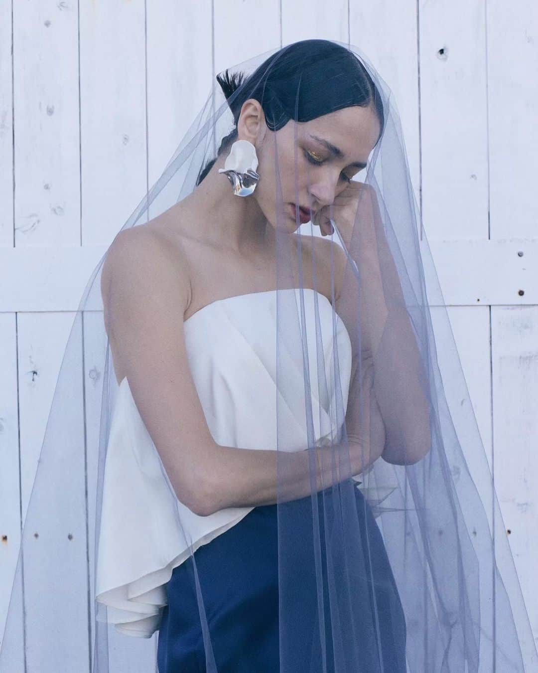 MIRRORのインスタグラム：「***  「UPCYCLE DRESS」  昨年に続き、第2弾が完成しました！  第1弾と同様に素材となるのは 花嫁さまに愛され、結婚式を素敵に彩り 役目を終えたドレスたち  インポートの美しい生地や繊細なパーツは まだまだ輝ける可能性を秘めている  古くなったら捨ててしまうのではなく 手を加えることでデザイナーや職人の想いやこだわりを 受け継いでいくことができます   新たにご新郎様が着用するジャケットも使用し カラードレスの製作にも取り組みました  今回も私たちは「単なるドレスショップではなく 様々な価値を生み出し、花嫁さまに提供し続けたい」 という想いを持ってドレス製作に取り組みました  MIRROR MIRRORでしか出会えない 「UPCYCLE DRESS」 ぜひ店頭にてご覧ください  ※第2弾の取り扱い店舗は表参道店・横浜店となります  #MIRRORMIRROR#ミラーミラー#アップサイクルドレス #UPCYCLE#アップサイクル#インポートドレス#ウェディングドレス#カラードレス#オーダーメイドドレス#ミラーミラーオリジナルドレス#鏡に映る自分を愛せるように#blissinthemirror#tg花嫁#プレ花嫁#結婚準備」
