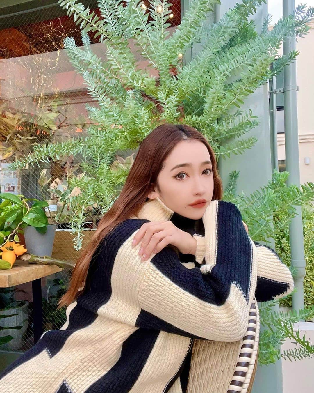 杉山佳那恵のインスタグラム：「@bloomin_official  今日発売の新作ニット💛  これあったかくて着心地良いから 今の季節に1枚でも可愛く着れる😆✌️  おしりまで隠れるからニーハイと 合わせてもワンピ風になって めっちゃ可愛いのだよー✨✨✨  #bloomin#newarrivals#ニット#コーデ」