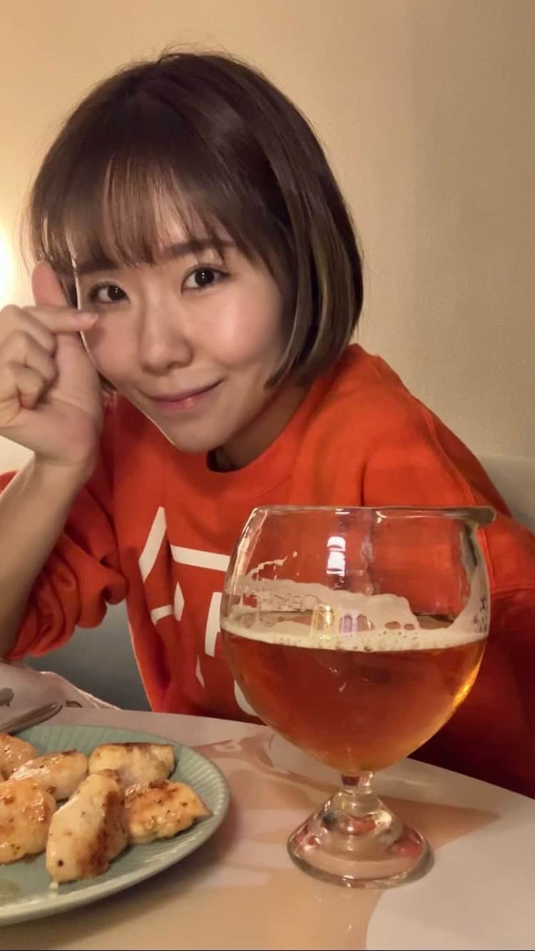 奈良岡にこのインスタグラム：「酒とツマミが旨すぎて頭抱えちゃった宅飲みDay🍺  ふるさと納税で頼んだプリプリの海老と、鶏ササミを一緒にニンニクで置いて、ザーッと焼けばアラ簡単！ばか旨ガーリックシュリンプの出来上がり🦐🧄🐓  酒の吸い込みが良すぎて困っちゃうね〜  この日のビールはスプリングバレー！にんにくの香りに負けない香り高さでたまに飲みたくなるのよね〜  #飲みスタグラム #beerstagram #女ひとり飲み」