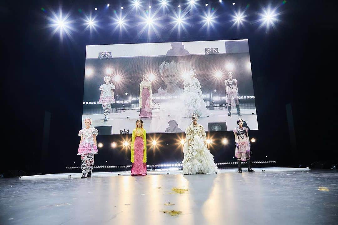 naplaのインスタグラム：「【DREAM PLUS 2023】レポート④STAGE３  大きな反響を呼んだ「ドリームプラス2023」。 コンテストの結果や、観客を魅了した圧巻のステージをレポート！  STAGE３では ドリームプラスコンテストの 1st&2ndステージの審査員を務めた４名が登場。 ================== ⾕⼝ 翠彩⽒／K-two @xxmido_txx ⼩林 賢司⽒／LECO @leco_koba DAISUKE⽒／MAGNOLiA @magnolia_daisuke 前坂美来乃⽒／SHEA @milanomaesaka  ※サロン名ABC順 ==================  4名それぞれが美容師として 今の⾃分を作るルーツとなったモチーフの映像と共に、 個々のクリエイティブを想いのままに表現しました。  #ドリプラ2023 #ドリームプラス2023 #ドリームプラス #ナプラ #ヘアショー #コンテスト #ナプラ #ドリプラ2024 #日本武道館」