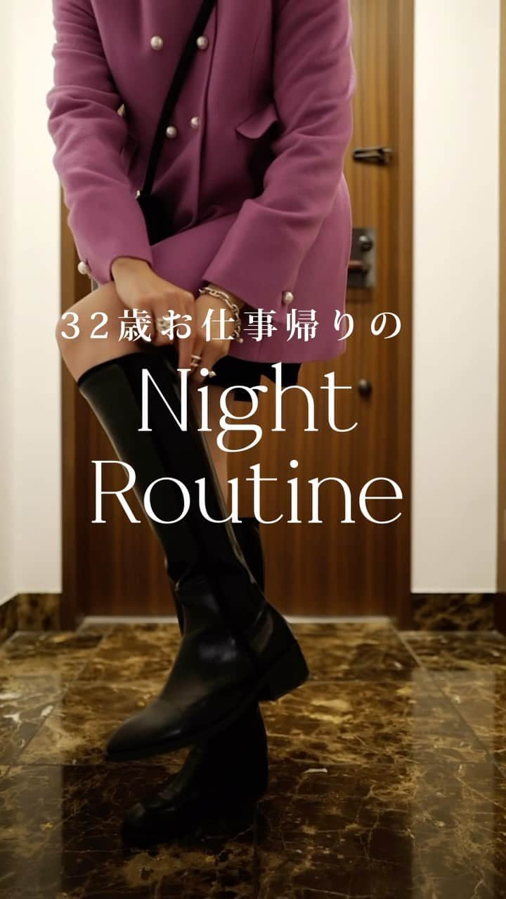 冨張愛のインスタグラム：「32歳Night Routine🌛 おうちに届いた荷物を開封する時 人一倍ワクワクしてると思う。 EVERYSKINのHoliday collectionも とても楽しみにしていたもの。 まだ使い始めて間もないけど、 すっかりファンになってしまったアイテムたち。 お家に届いた"Moist Set" には とても人気で話題の2つに ☑︎バイタルドロップ ☑︎スキンクリーム プレゼントで ☑︎スキンクリーム ☑︎スキンティーオイルセラム ☑︎クレイエプソムソルト2袋 が付いてくる、豪華セット...✨本当に嬉しい。 初めて使う方には、スターターセットも◎ 11月中の購入でトリートメントスティック(リップ)  がもらえるのだけど、これまた凄く良かった！ 乾燥皮向けレスで唇がふっくらするの。 美容によりハマる今日この頃なので、 全部使い続ける予定✍️ギフトにもオススメです🎁 * coat ... #mmaglielecassetto @m_maglie_le_cassetto_official  knit ... #stola @stola.jp  bottoms ... #akiki @akiki_2015  boots ... #hiand @hiand_official @naomiiiiiiiiiiii  #instabeauty #beauty #skincare #skincaremovie #nightroutine #nightroutinemovie #EVERYSKIN #pr #ナイトルーティーン #ナイトルーティーン動画 #スキンケア動画 #スキンケア #エブリースキン #健康的に美しく #スキンケアリール #クリスマスプレゼント #スキンケア #お守りスキンケア」