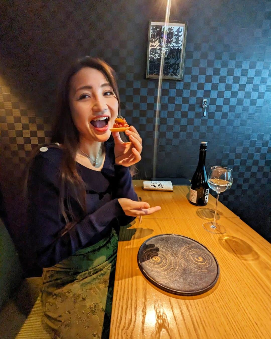 Hiromi Tomiiさんのインスタグラム写真 - (Hiromi TomiiInstagram)「先日のきくりんと🍣 後編◎ . おまかせコースは、 あて2品 本日の焼魚 鮨8貫 汁物 . どれも美味しくいただきました◎ どれも最高😊♥ この日は日本酒をワイングラスで◎ . #PR @bar5.kitashinchi #鮨　#大阪　#大阪グルメ　#大阪ディナー #北新地グルメ #よるごはん 　#bar  #北新地bar  #kitashinchi　#susi  #japanfood」11月16日 19時35分 - hiromi.tomii