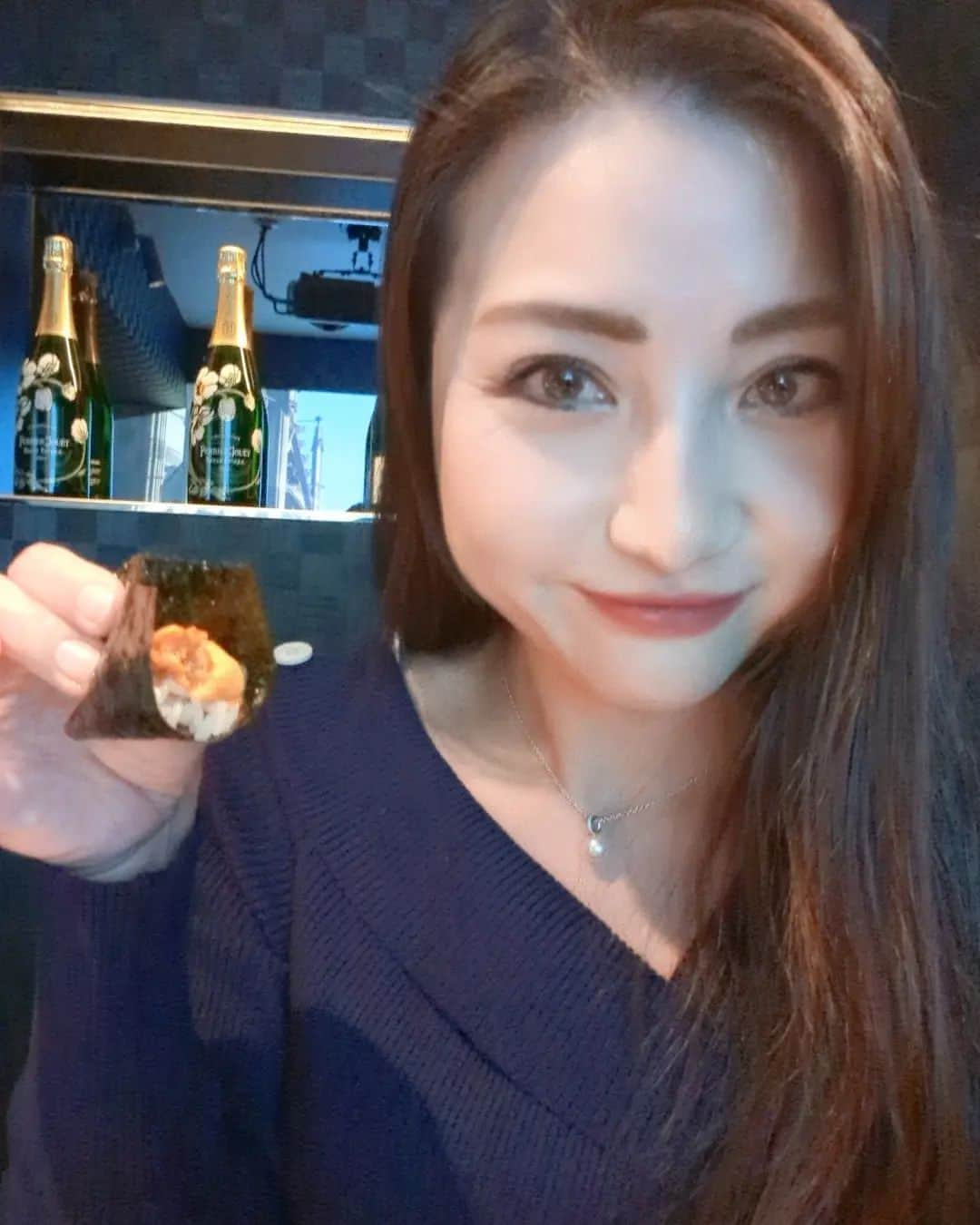 Hiromi Tomiiさんのインスタグラム写真 - (Hiromi TomiiInstagram)「先日のきくりんと🍣 後編◎ . おまかせコースは、 あて2品 本日の焼魚 鮨8貫 汁物 . どれも美味しくいただきました◎ どれも最高😊♥ この日は日本酒をワイングラスで◎ . #PR @bar5.kitashinchi #鮨　#大阪　#大阪グルメ　#大阪ディナー #北新地グルメ #よるごはん 　#bar  #北新地bar  #kitashinchi　#susi  #japanfood」11月16日 19時35分 - hiromi.tomii