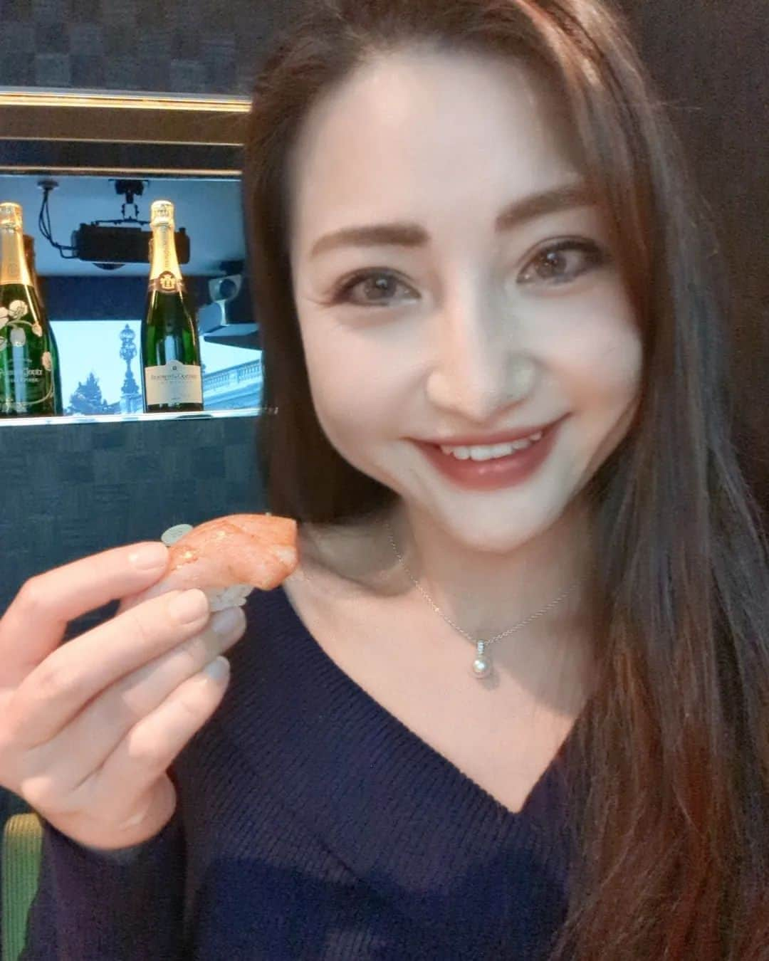 Hiromi Tomiiさんのインスタグラム写真 - (Hiromi TomiiInstagram)「先日のきくりんと🍣 後編◎ . おまかせコースは、 あて2品 本日の焼魚 鮨8貫 汁物 . どれも美味しくいただきました◎ どれも最高😊♥ この日は日本酒をワイングラスで◎ . #PR @bar5.kitashinchi #鮨　#大阪　#大阪グルメ　#大阪ディナー #北新地グルメ #よるごはん 　#bar  #北新地bar  #kitashinchi　#susi  #japanfood」11月16日 19時35分 - hiromi.tomii