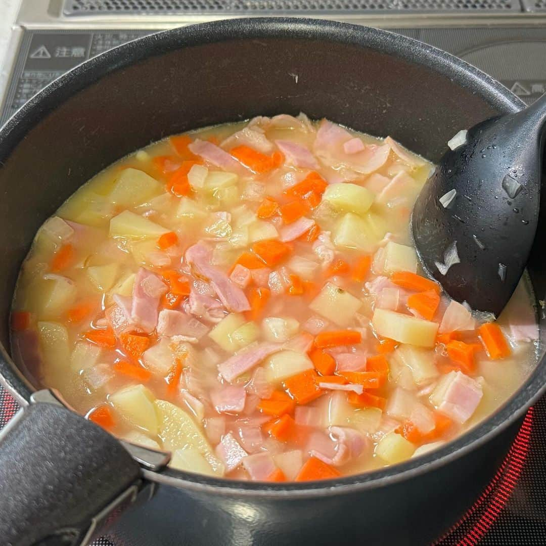 しにゃさんのインスタグラム写真 - (しにゃInstagram)「今日はたっぷりの野菜とベーコンのうま味が抜群に美味しいチャウダーレシピのご紹介です🤗✨ 寒い季節に嬉しいの具だくさんチャウダーです😋💕 野菜もたっぷり取れて栄養満点で工程もめちゃくちゃ簡単なのでめっちゃオススメです🙌🏻 それでは作り方をご紹介します✨        ほっこり美味しい♬ たっぷり野菜のベーコンチャウダー♬  【材料】4人分 ◎ベーコン・・・７０g ◎じゃがいも(中)・・・２個 ◎にんじん・・・１本 ◎玉ねぎ・・・１玉 ◎水・・・３００ml ◎牛乳・・・３００ml ◎小麦粉・・・大さじ２ ◎コンソメ(顆粒)・・・大さじ２ ◎粉チーズ・・・大さじ２ ◎塩こしょう・・・少々      【作り方】 １．じゃがいもは１cm角、にんじんと玉ねぎは５mm角程度、ベーコンは1cm幅に切っておきます。   ２．鍋に①、バターを加えて強火で炒めていきます。  ３．玉ねぎが透明になってきたら水、コンソメを加えて蓋をし、再沸騰してきたら中火〜弱火にして１０分間煮込みます。  ４．牛乳に小麦粉大さじ２を加えてダマにならないように混ぜ合わせ、鍋に加えます。   ５．再沸騰してきたら粉チーズ、塩こしょうで味を整え火を止めましょう。   ６．器に盛り付け、お好みでパセリを散らしたら完成です。    ベーコンのうま味たっぷりのごちそうチャウダーの完成です🙌🏻 めっちゃ美味しくて身体の芯からあったまります☺️✨ こちらはバゲットやガーリックトーストと一緒にいただくのがオススメです😆✨ これからの季節にオススメのレシピですのでぜひお試しくださいね😊✨        より詳しいレシピはお手数ですがブログを見てください🤗✨ プロフィール欄のURL(@shinya6727 )、もしくはストーリーズのスワイプから飛べます😌✨  【お知らせ】 私の２冊目のレシピ本、「しにゃのやみつき！つまみ飯」重版されております🙌🏻 いつも応援してくださる皆さまのおかげです😂🙏 なるべくシンプルな食材や調味料、どこにでもある理器具を使って作れるやみつきレシピをまとめた１冊になっております📚 お料理が好きな方も苦手な方も楽しんでいただける内容になっています😊  いつも通りの鶏むね肉やもやし、厚揚げといった、リーズナブルでヘルシーな食材を使った大満足レシピを多数掲載してます🙌🏻 とにかく幅広い方のお役に立てるレシピ本となっていますので、多くの方に手に取っていただけたら嬉しく思います😌🙏 お買い求めはAmazon、楽天などのネット通販か、全国の書店で📚 どうぞよろしくお願いします😊 ・ ・ ・ #レシピ #recipe #簡単レシピ #料理 #cooking #おうちごはん #おうち飲み #スープ #soup #ヘルシー #おつまみ #簡単ごはん #節約ごはん #チャウダー #chowder」11月16日 19時36分 - shinya6727