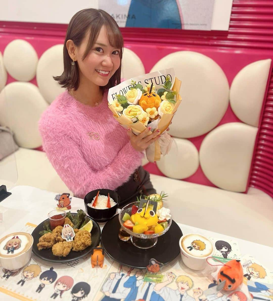 安藤まいのインスタグラム：「幸せな久々の推し活とあこちゃん🥺❤️❤️❤️ スイーツパラダイスでコラボカフェ開催してるとあこちゃんに教えてもらって一緒に行ってきた🥰  全然会えてなかったからってまさかのお誕生日お祝いしてくれた㊗️ ポチタの花束とかめちゃくちゃ嬉しすぎる🥹💓 本当にありがとう〜🥺🧡センスが天才なあこちゃんに会えて元気もチャージ😌🧡  #ポチタ#チェンソーマン#スイパラコラボ#スイパラ福岡#福岡PARCO#福岡パルコ#カフェ活#推し活#ポチタ活#スイーツパラダイスコラボ #福岡カフェ」