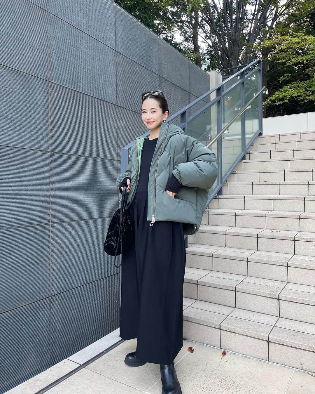 小嶋梨奈さんのインスタグラム写真 - (小嶋梨奈Instagram)「先日ストーリーズでも投稿したダウンブルンゾン。 イタリアのアウターブランド @duno_official のもの。 実際着るには少し早いけど 嬉しがりはコーデだけ先に撮ってもらいました← この大胆なステッチワークと ドロップショルダーの女性らしいまぁるいフォルムがやっぱり素敵ー。 そして、 モチモチのマシュマロに包まれてるような着心地🥹 都会的なデザインとイタリアンテーラリングの技術が融合したDUNOは 防風と撥水性に優れた素材が使用されていて 羽抜を防ぐダブルパックに上質なダウンが詰められているのだそうです。  日本橋高島屋3階にて 来年2月19日までポップアップストア開催中なので アウターをお探しの方はぜひ行ってみてください〜！  #duno #dunodown #pr #コーディネート #アウターコーデ #ファッション  @dunojapan @toyodatrading」11月16日 20時45分 - corina_718