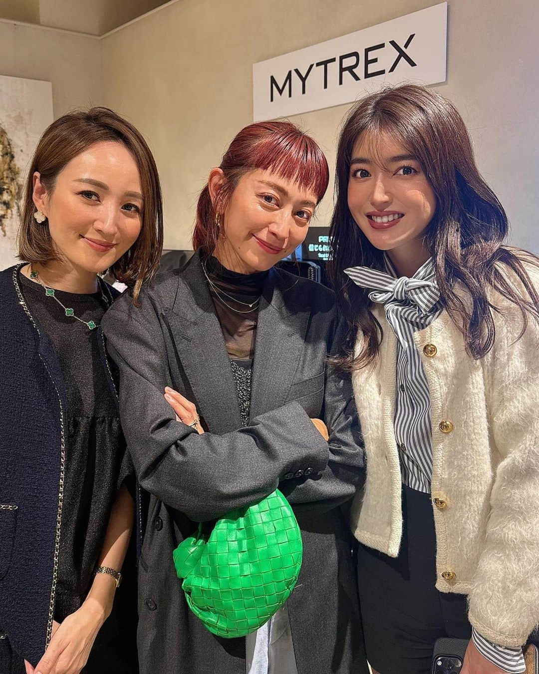 EMILY/BLUEさんのインスタグラム写真 - (EMILY/BLUEInstagram)「とっっっても楽しみにしていた、 MYTREX PROVEの体験会へ😚  体験会では友利新さんがお肌の事や商品の使い方、効果などなど、、とっても丁寧に教えてくれました✨  MYTREX PROVE @mytrex.officialは、本当に実感できる機能だけに絞って、独自テクノロジーによる2種類の異なる電気が「皮膚」と「筋肉」をダブルで刺激してくれる✨ 肌のハリや筋肉のもたつきにアプローチする、トータルリフト美顔器です🫰🏼  大事なのは、リフトアップは顔と頭の両方をやらないといけないという事🧐  私は正直違う美顔器も使っていたことがあるけど、 PROVEは3種のアタッチメントがあって、頭・顔・体をこれ1台でケアできる🤟🏼 もう嬉しいしかないよ〜🤣 ピリピリ加減も私的には問題なく、しかも使い方も簡単でした！  私はゲットしてから、とりあえず1日おきで使用してみてる🫡 正直、肌の調子が良いから、気分も上がってて最高です😘  日々のルーティンに取り入れて、 これは続けていくと宣言🙋🏻‍♀️✨  #PR #PROVE #MYTREX #海のある生活 #インテリア #男の子ママ #女の子ママ #ミッドセンチュリー #カラフルインテリア #美顔器 #海の見える家」11月16日 19時38分 - emilybluejewelry0220