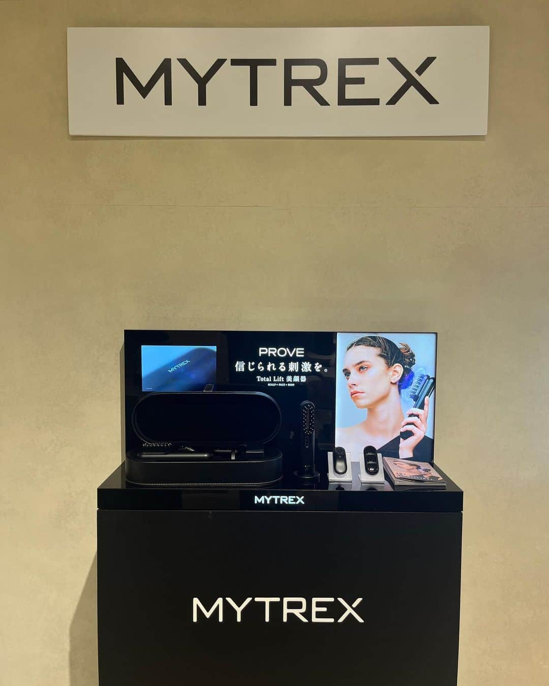 EMILY/BLUEさんのインスタグラム写真 - (EMILY/BLUEInstagram)「とっっっても楽しみにしていた、 MYTREX PROVEの体験会へ😚  体験会では友利新さんがお肌の事や商品の使い方、効果などなど、、とっても丁寧に教えてくれました✨  MYTREX PROVE @mytrex.officialは、本当に実感できる機能だけに絞って、独自テクノロジーによる2種類の異なる電気が「皮膚」と「筋肉」をダブルで刺激してくれる✨ 肌のハリや筋肉のもたつきにアプローチする、トータルリフト美顔器です🫰🏼  大事なのは、リフトアップは顔と頭の両方をやらないといけないという事🧐  私は正直違う美顔器も使っていたことがあるけど、 PROVEは3種のアタッチメントがあって、頭・顔・体をこれ1台でケアできる🤟🏼 もう嬉しいしかないよ〜🤣 ピリピリ加減も私的には問題なく、しかも使い方も簡単でした！  私はゲットしてから、とりあえず1日おきで使用してみてる🫡 正直、肌の調子が良いから、気分も上がってて最高です😘  日々のルーティンに取り入れて、 これは続けていくと宣言🙋🏻‍♀️✨  #PR #PROVE #MYTREX #海のある生活 #インテリア #男の子ママ #女の子ママ #ミッドセンチュリー #カラフルインテリア #美顔器 #海の見える家」11月16日 19時38分 - emilybluejewelry0220