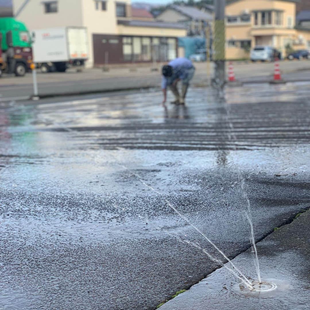 ＪＡ北魚沼（北魚沼農業協同組合）さんのインスタグラム写真 - (ＪＡ北魚沼（北魚沼農業協同組合）Instagram)「#冬支度はじめました  魚沼の冬支度といえば「冬囲い」が思い浮かびます。その様子はまた後日お届けします。  そして、今日は中の人が勤務する施設で「消雪パイプ」の点検をしました。 ． 消雪パイプは井戸水を汲み上げて雪を溶かす仕組みです。 地面にあるので砂や小石、配管のサビなどで詰まりがないかを雪が降る前に点検しておきます。 ． ． #北魚沼の今を伝えたい  2023.11.16 ． #もうすぐ冬がやってくる  #雪国あるある #消雪パイプ #井戸水  #ぽかぽか陽気  #あおそら #今日ソラ　 ． #魚沼産コシヒカリ #北魚沼産コシヒカリ  #お米を食べよう  #お米好きな人と繋がりたい  ． #なにげない日常 #みんなに見せたい風景  #ダレカニミセタイケシキ #誰かに見せたい景色 #みんなに見せたい風景  #田舎の景色 #田舎の風景  ． #uonuma_japan  #uonuma_pic  #uo_pic  #niigata  #uonuma  ． #新潟県  #魚沼市  #長岡市川口 #新潟  #魚沼  #JA北魚沼」11月16日 19時39分 - jakitauonuma_official