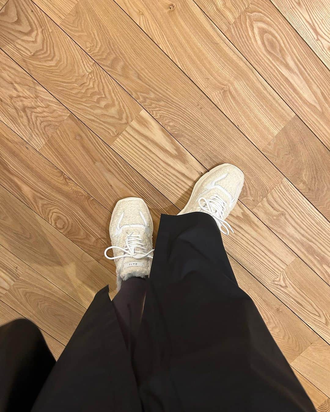 森貴美子さんのインスタグラム写真 - (森貴美子Instagram)「イタリア・フィレンツェのスニーカーブランド　「D.A.T.E.」のレセプションパーティへ🧸🎈 日本限定のテディベアみたいな新モデル“ FUGA TEDDY ”を私も履いてみました！ ふっかふかで気持ち良い履き心地❤️ まるで足に羽根が生えたみたい☺️ スカートやワンピースに合わせるスニーカーコーデ大好きです。 童心に帰ってガチャガチャも体験✨ 2等が当たったよ♫  @naokotani___ いつもお誘いありがとうございます🙌🏻」11月16日 19時40分 - morikimi_morikimi