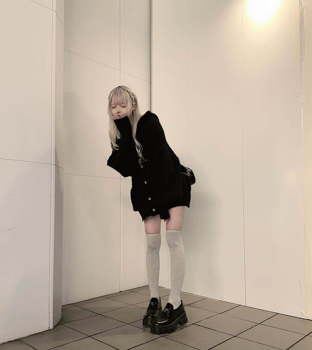 白空こあいさんのインスタグラム写真 - (白空こあいInstagram)「グレーニーハイってかわいい🩶」11月16日 19時41分 - coai_yoruami