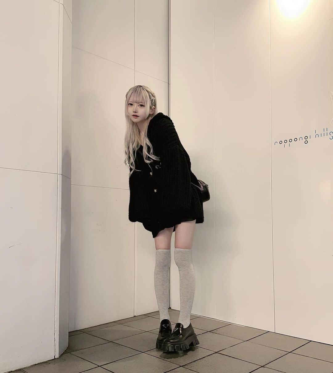 白空こあいさんのインスタグラム写真 - (白空こあいInstagram)「グレーニーハイってかわいい🩶」11月16日 19時41分 - coai_yoruami