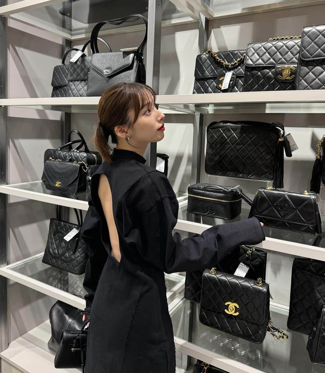 谷川菜奈のインスタグラム：「明日11/17に渋谷にオープンする KOMEHYOに🖤 可愛すぎるアイテムたちにうっとり、、☺️ 最近のアイテムもたくさんあって どれもとっても綺麗でした✨ フォトも撮れたよ🫢 素敵なアイテムに出会えるのでぜひ行ってみてね💕  #PR#出会ってしまった  #komehyo_shibuya #コメ兵渋谷」