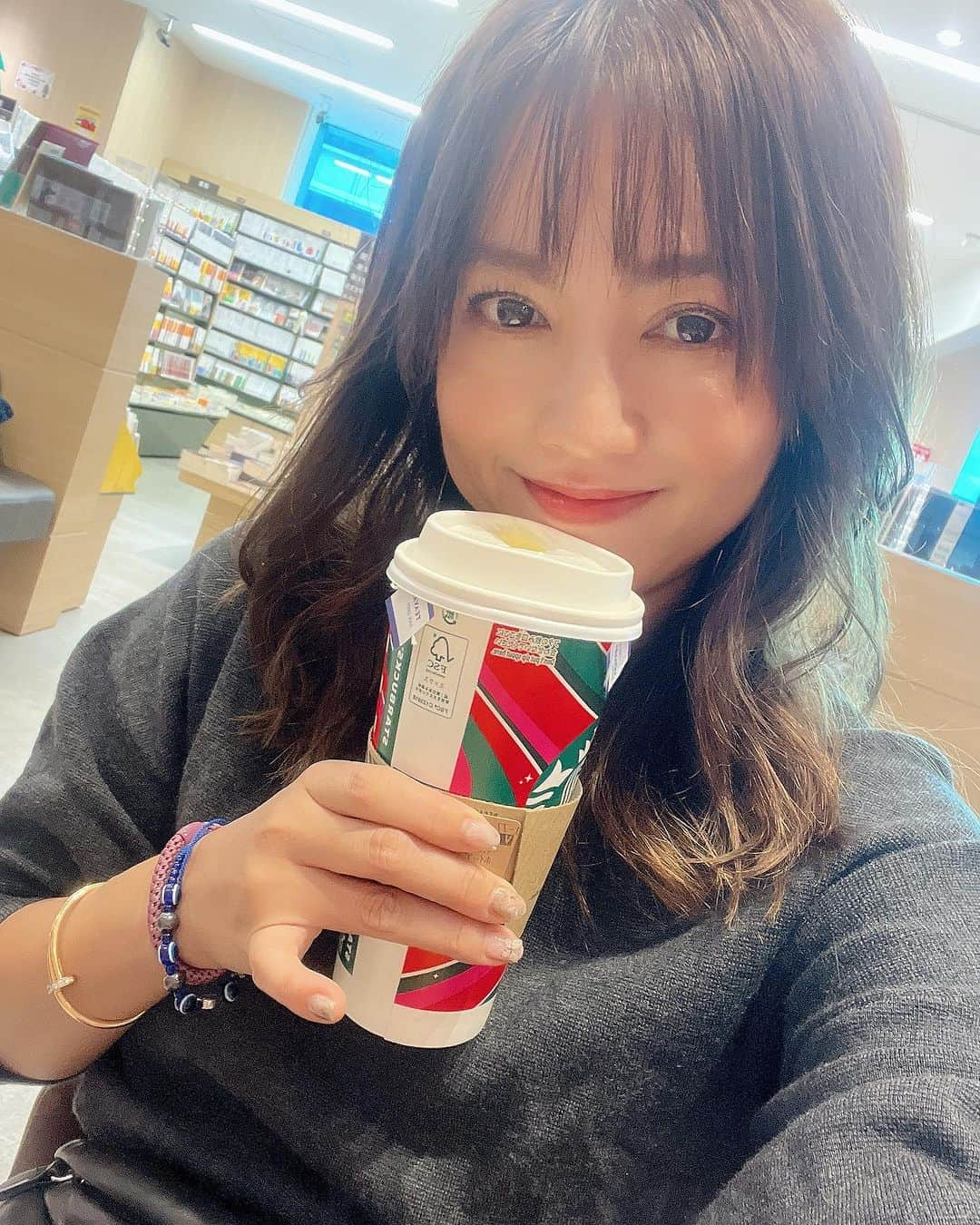 松澤由美さんのインスタグラム写真 - (松澤由美Instagram)「Oiiii💜✨💜  Meu tempo no café  Mi hora del café  My café time  今日はグランデサイズで アールグレイティラテを アーモンドミルクで はじめて飲みましたぉ☕️  美味しかったおおお  家ではエスプレッソマシーンで、 カフェラテ作って飲むのが 最近のお気に入りです☕️✨💜  #LosCaballerosdelZodiaco #saintseiya #CaballerosDelZodiaco #KnightsOfTheZodiac #CavaleirosDoZodiaco #LesChevaliersDuZodiaque #Cavalieridellozodiaco  #bandai #聖闘士星矢 #松澤由実 #松澤由美 #yumimatsuzawa #アニソン好きと繋がりたい #松澤由実のアニソンフラッグ #機動戦艦ナデシコ #ゲートキーパーズ #ジバクくん #snow #ラグナロクマスターズ」11月16日 19時42分 - yumimatsuzawa