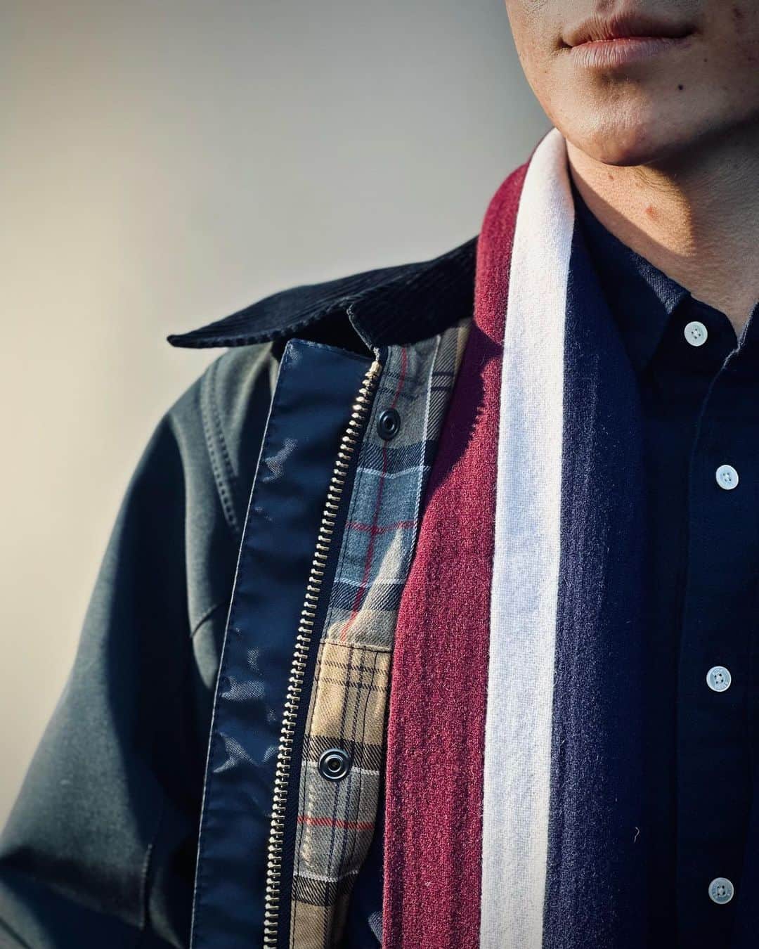 BEAMS+のインスタグラム：「・   Barbour × BEAMS PLUS  BORDER 2 Layer Classic Fit  The house check lining, which is unique to Barbour, a British-born outdoor brand with a history of more than 120 years, holds the title of Royal Warrant of the Royal Family of each country.  -------------------------------------  120年以上の歴史を持つイギリス生まれのアウトドアブランドBarbour  別注ならではのハウスチェックの裏地は、各国の王室御用達 ロイヤルワラントの称号を持っています。  @barbour #beams #beamsplus #beamsplusharajuku   #mensfashion #barbour」