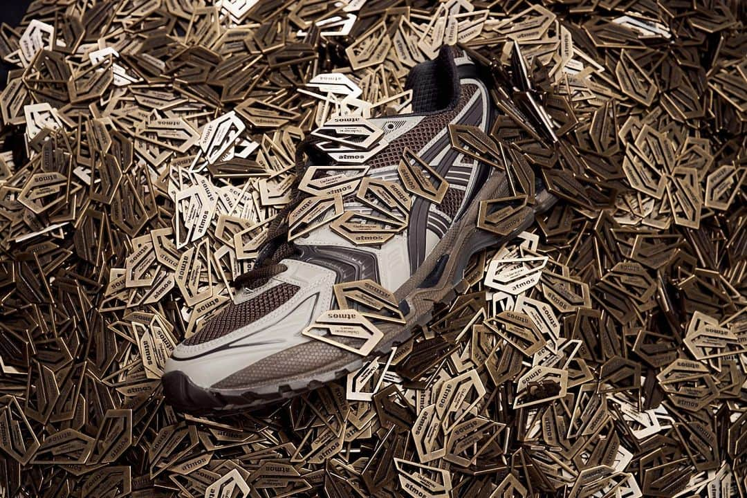 ASICS Tiger JAPANさんのインスタグラム写真 - (ASICS Tiger JAPANInstagram)「. GEL-KAYANO 14 -PEPPER/BLACK -BLACK/ PURE SILVER  ■アシックス公式ストア：2023.12.09 LAUNCH ■atmos / Undermycar：2023.11.23 LAUNCH  ■アシックス直営店舗（原宿店）では発売日当日に入店抽選を実施いたします。 下記の時刻までに店頭にお集まりください。  【原宿店】AM10:00  ※抽選開始時間に不在だった場合は無効となりますのでご了承ください。 ※スタッフの誘導/指示に従わない場合は、購入をお断りする場合がございます。 ※入店抽選は、ご購入を確約するものではございません。 ※ご購入に際してはOneASICS会員限定、お一人様一点とさせていただきます。  [取扱店舗] ・アシックス公式ストア（原宿店・オンラインストア） ※心斎橋店は改装のため一時休業期間（11.27～12.18）となります。 ・atmos公式ストア ・Undermycar公式ストア  atmosと韓国発のブランドUndermycarとの共同企画によるGEL-KAYANO 14が登場。今回、2008年に誕生し同年にアメリカのランニング専門誌「RUNNER‘S WORLD」の「INTERNATIONAL Editor’s Choice」賞を受賞したASICSのヘリテージモデルGEL-KAYANO 14をピックアップ。​走る際に見られる、かかとで着地してつま先で蹴り出す一連の繰り返しの動作を“閃光”に見立ててデザインされ、せん断変形のゲル構造を初めて搭載しスムーズなクッショニングを実現したGEL-KAYANO 14をベースに、Undermycarが得意とするモダンかつテッキーなカラーと素材を細部にまで踏襲したデザイン。   #GELKAYANO14  #ASICS #ASICSSportStyle   #kicks #sneakers #sneakerhead #sneakerfam #シューズ #スニーカー #ファッション #カジュアル #カジュアルコーデ #ストリートファッション #ジャパスニ #スニーカーヘッズ #ストリートコーデ #コーディネート #スニーカー男子 #スニーカー女子」11月16日 19時45分 - asics_sportstyle_jp