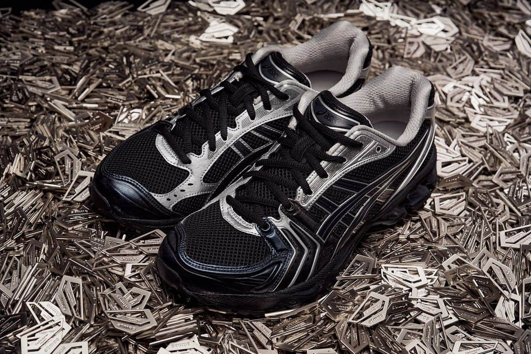 ASICS Tiger JAPANさんのインスタグラム写真 - (ASICS Tiger JAPANInstagram)「. GEL-KAYANO 14 -PEPPER/BLACK -BLACK/ PURE SILVER  ■アシックス公式ストア：2023.12.09 LAUNCH ■atmos / Undermycar：2023.11.23 LAUNCH  ■アシックス直営店舗（原宿店）では発売日当日に入店抽選を実施いたします。 下記の時刻までに店頭にお集まりください。  【原宿店】AM10:00  ※抽選開始時間に不在だった場合は無効となりますのでご了承ください。 ※スタッフの誘導/指示に従わない場合は、購入をお断りする場合がございます。 ※入店抽選は、ご購入を確約するものではございません。 ※ご購入に際してはOneASICS会員限定、お一人様一点とさせていただきます。  [取扱店舗] ・アシックス公式ストア（原宿店・オンラインストア） ※心斎橋店は改装のため一時休業期間（11.27～12.18）となります。 ・atmos公式ストア ・Undermycar公式ストア  atmosと韓国発のブランドUndermycarとの共同企画によるGEL-KAYANO 14が登場。今回、2008年に誕生し同年にアメリカのランニング専門誌「RUNNER‘S WORLD」の「INTERNATIONAL Editor’s Choice」賞を受賞したASICSのヘリテージモデルGEL-KAYANO 14をピックアップ。​走る際に見られる、かかとで着地してつま先で蹴り出す一連の繰り返しの動作を“閃光”に見立ててデザインされ、せん断変形のゲル構造を初めて搭載しスムーズなクッショニングを実現したGEL-KAYANO 14をベースに、Undermycarが得意とするモダンかつテッキーなカラーと素材を細部にまで踏襲したデザイン。   #GELKAYANO14  #ASICS #ASICSSportStyle   #kicks #sneakers #sneakerhead #sneakerfam #シューズ #スニーカー #ファッション #カジュアル #カジュアルコーデ #ストリートファッション #ジャパスニ #スニーカーヘッズ #ストリートコーデ #コーディネート #スニーカー男子 #スニーカー女子」11月16日 19時45分 - asics_sportstyle_jp