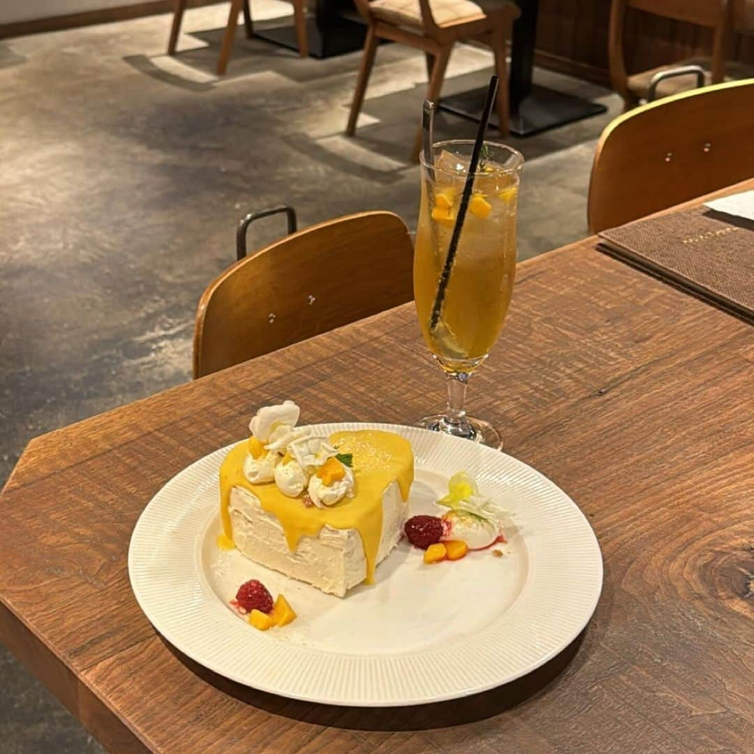 斉藤真木子のインスタグラム：「@monogrande.sakae ☕️🎂  先日のトークライブでもお話ししたのですが、 初めてのバイトはモノグランデ栄店さんでした🌵💫  プライベートでも何度も訪れたかわいいカフェなので 働くことができて本当に光栄です…(^_^)💕  アルバイト経験が一切ない未熟な私を 7時間も働かせてくれてありがとうございました😖🫖  自分で作って自分で食べた推しケーキです🥹🎂 上手く出来たと思ったけど先輩と比べるとまだまだでした､､！  大切な人との記念日はもちろん､推しのバースデーなど とてもかわいいケーキと美味しいお料理が楽しめるお店なので 是非みなさんも一度､足を運んでみてください😄🫶🏻  #モノグランデ#モノグランデ栄#栄カフェ#矢場町カフェ#名古屋カフェ#名古屋ランチ#栄ランチ#矢場町ランチ#誕生日プレート#誕生日ケーキ#推し活#推しケーキ#メンカラケーキ#バースデーケーキ#バースデープレート#名古屋バースデープレート#バースデーサプライズ#ハートケーキ」