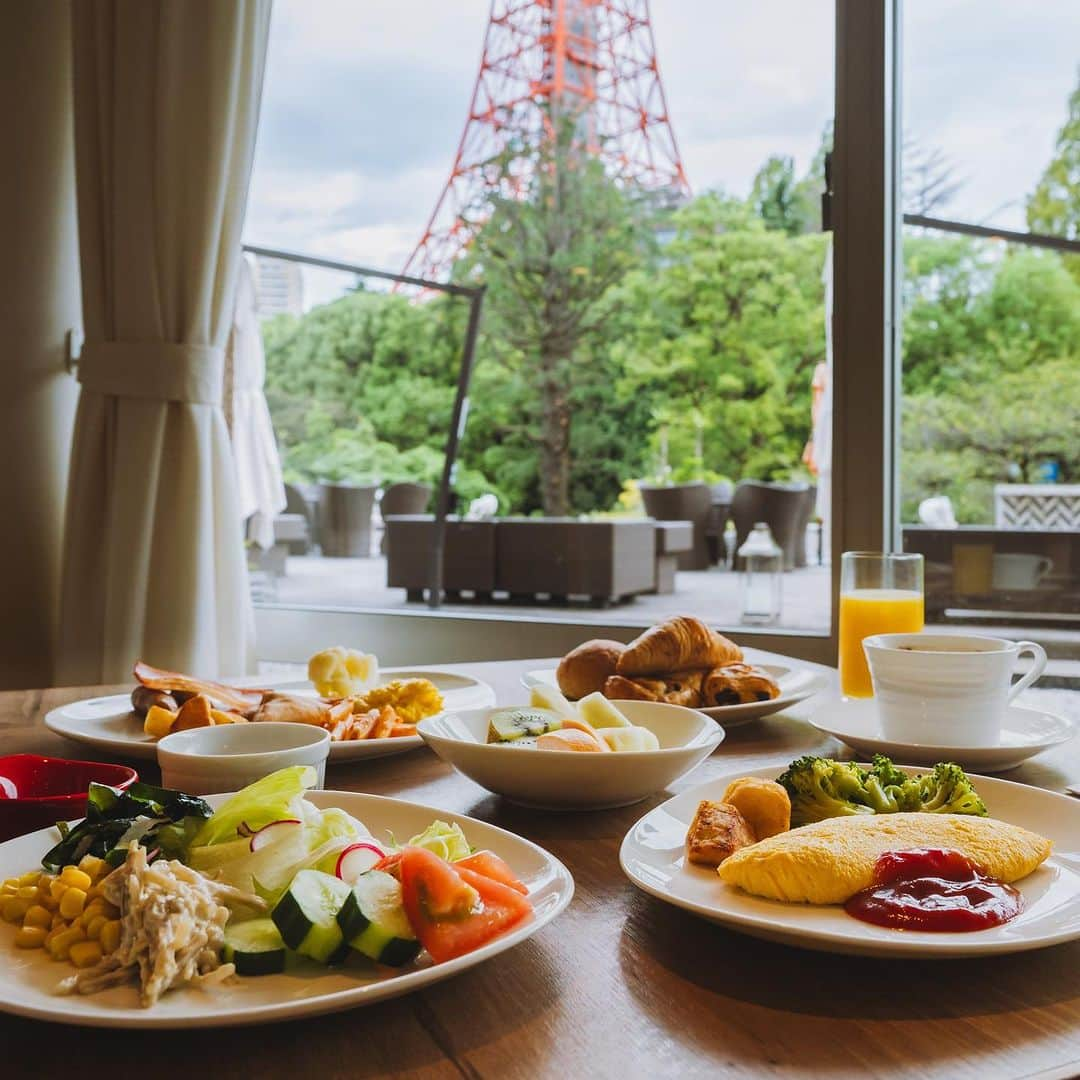 東京プリンスホテルさんのインスタグラム写真 - (東京プリンスホテルInstagram)「朝食は、ホテルステイの楽しみの1つ。 「ブッフェダイニング ポルト」では、シェフが目の前でオムレツを仕上げるライブキッチンがございます🍳 抹茶やチョコレートなど、東京プリンスホテルならではの味もお楽しみいただけます。  東京タワーを眺めながら優雅な朝のひとときをお過ごしください🗼  A big part of a lavish staycation is a fabulous hotel breakfast 🍳  At Buffet Dining Porto, you can watch your tasty omelettes prepared right before your eyes via a lively open kitchen and enjoy unique omelette flavours like matcha and chocolate!  Experience an invigorating start to your day with great food and scenic views of the majestic Tokyo Tower 🗼  Share your own images with us by tagging @tokyoprincehotel  —————————————————————    #東京プリンスホテル #ブッフェ #ホテル朝食 #ホテルオムレツ #tokyoprincehotel #breakfast」11月16日 19時55分 - tokyoprincehotel