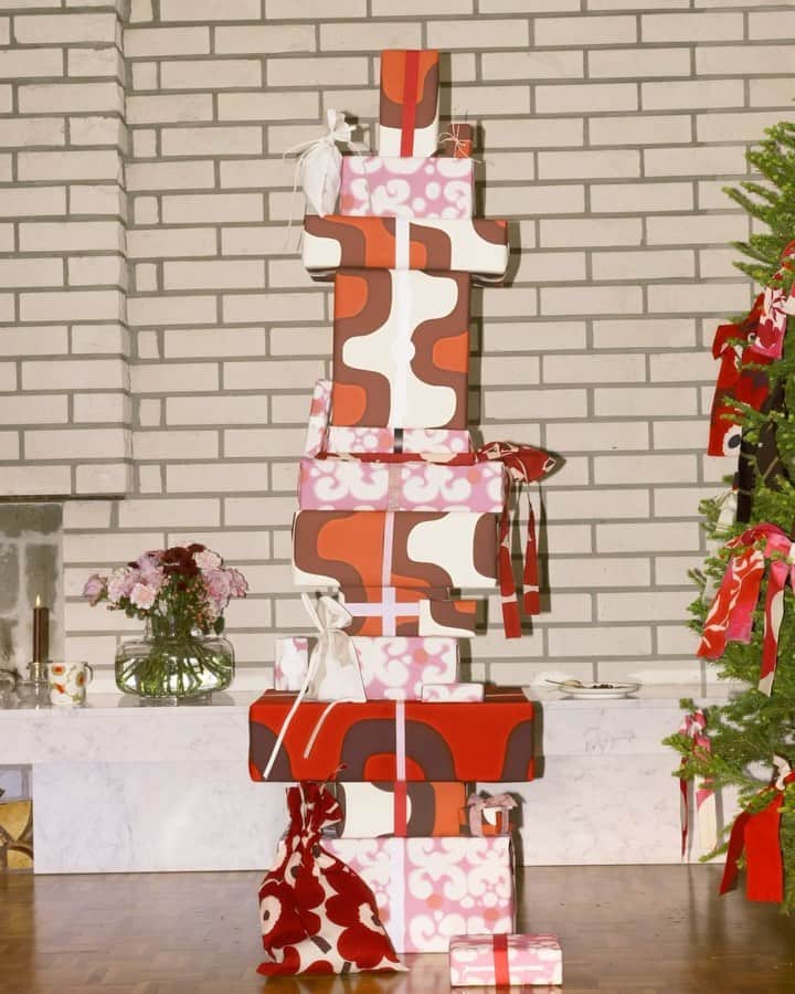 マリメッコのインスタグラム：「We’ve been itching to share this surprise with you: The Marimekko holiday calendar. 🎁 Throughout the holiday season, you can unwrap extraordinary deals on our favorite designs.  💝 Thinking of gifts? This tower of treats is a great place to find presents for you and your loved ones.  Don’t miss an unwrapping by joining our community at marimekko.com. #marimekko #holiday #holidaycalendar #giftguide」