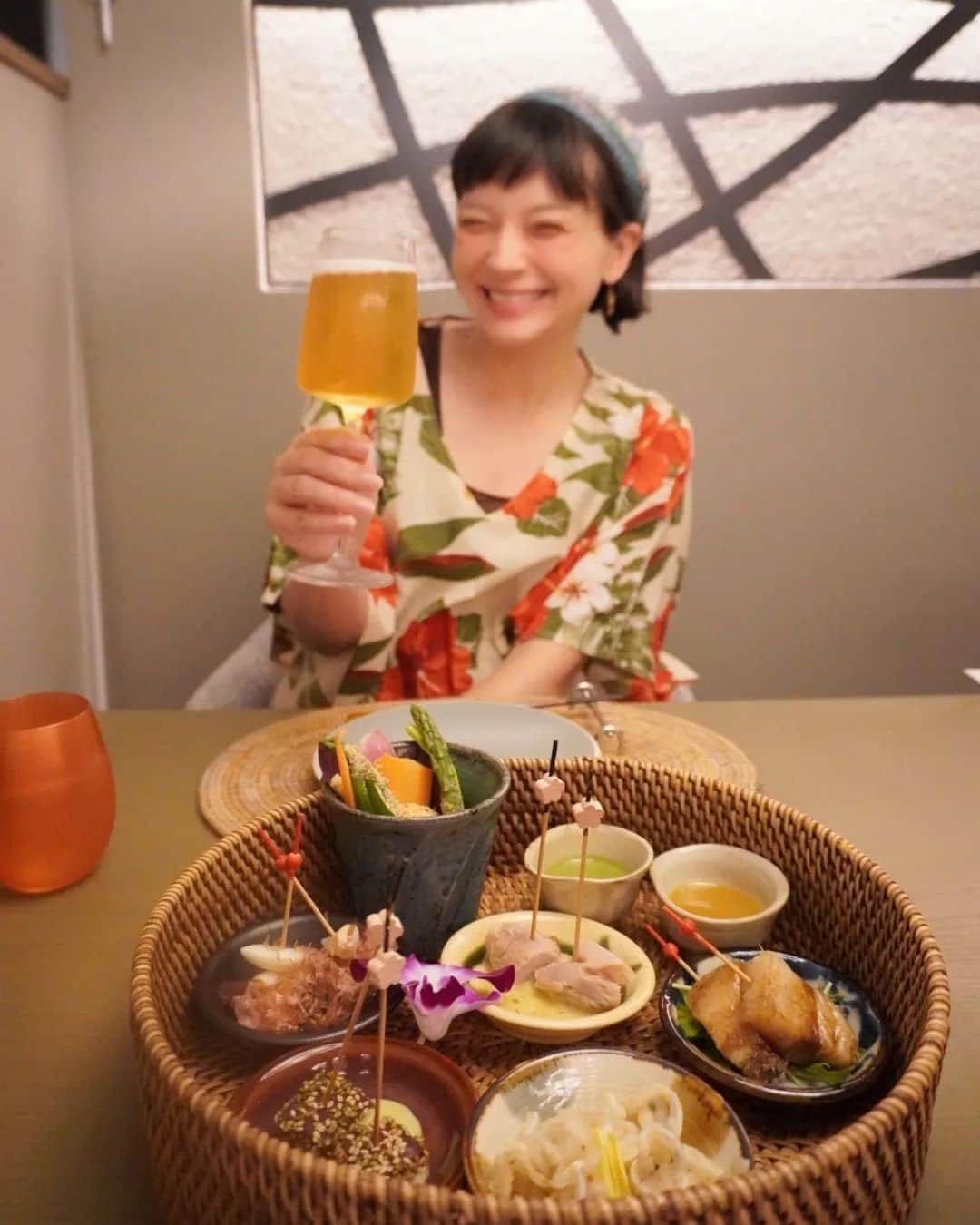 芳美リンのインスタグラム：「🗾読谷/沖縄　Yomitan/Okinawa  グランディスタイル沖縄読谷ホテル＆リゾート🌊  ホカンスで重要なのは、 ご飯の美味しさ♡♡  夕飯は、メインの鍋料理にプラス、 様々なおばんざい。 沖縄らしい食材の食事を色々と堪能しました。  朝食はメインを4種類から選べて、 サラダやスープのミニビュッフェつき。  どれもこれも美味しくて、、(*´ڡ`●)  そして、このホテルは、無料のレンタル品がかなり充実していて、 子ども用のおもちゃ、絵本、ベビーベッドやお世話道具、大人の美容アイテム、リゾートウェアまで貸してくれます👀  ホテルを出なくてもなんでも揃うってすごい！  #グランディスタイル沖縄読谷ホテル＆リゾート #GLAMOROUSDAY @glamday_style_hotel_and_resort @socialport_jp #ホカンス #マタ旅#子連れ旅#トラベラルトドラー #結婚記念日#記念日旅行 #グランディスタイル沖縄読谷ホテル＆リゾート」