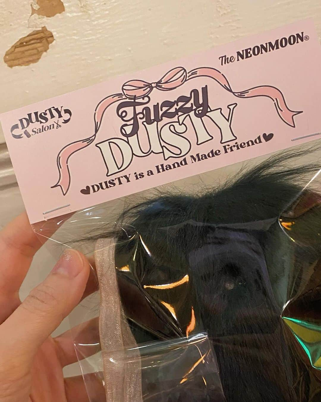 ネオンムーンさんのインスタグラム写真 - (ネオンムーンInstagram)「Fuzzy Dusty🌚 클래식함과 현대적인 무드를 적절히 믹스해서 요즘 내 취향의 더스티를 만들어봤다. 눈이 잘 안보여서 더 귀엽쟌.. 곧 같이 여행 가야지🍽️」11月16日 19時54分 - neon__moon