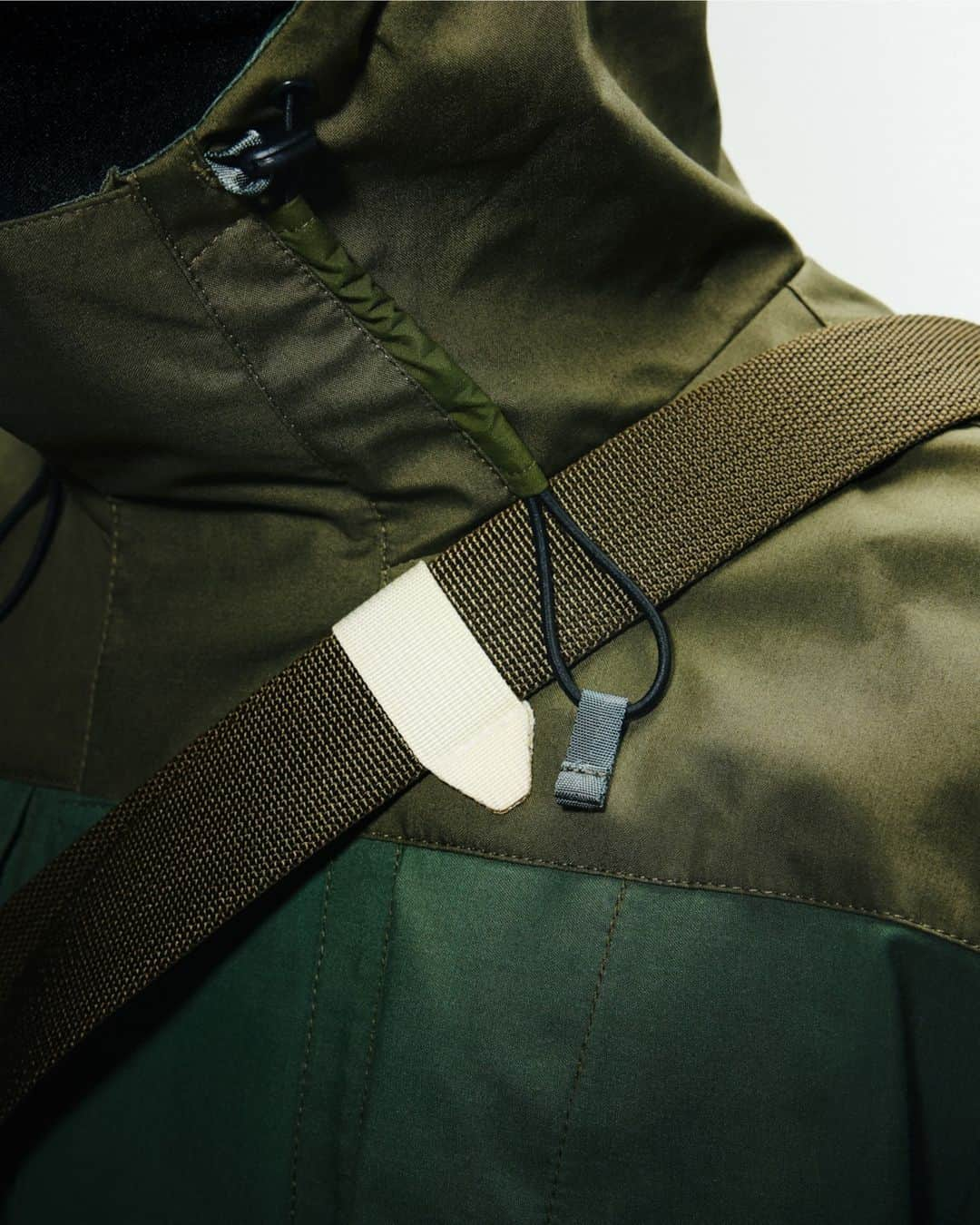 クリストファーレイバーンさんのインスタグラム写真 - (クリストファーレイバーンInstagram)「RÆMADE Foul Weather Belt Bag.⁠ ⁠ An XL sling style crafted from authentic RAF coveralls combined with Bivouac sacks. Functional, hardwearing, boasting a wealth of original details from the sourced artefacts.⁠ ⁠ Shop & learn more via 🔗 in bio.⁠ ⁠ -⁠ #remade #REMADEINENGLAND #RAEBURNLAB #Upcycling #CircularDesign #ResponsibleDesign #ChristopherRaeburn #MilitarySurplus #goretex #raf ⁠ ⁠」11月16日 19時55分 - raeburn_design