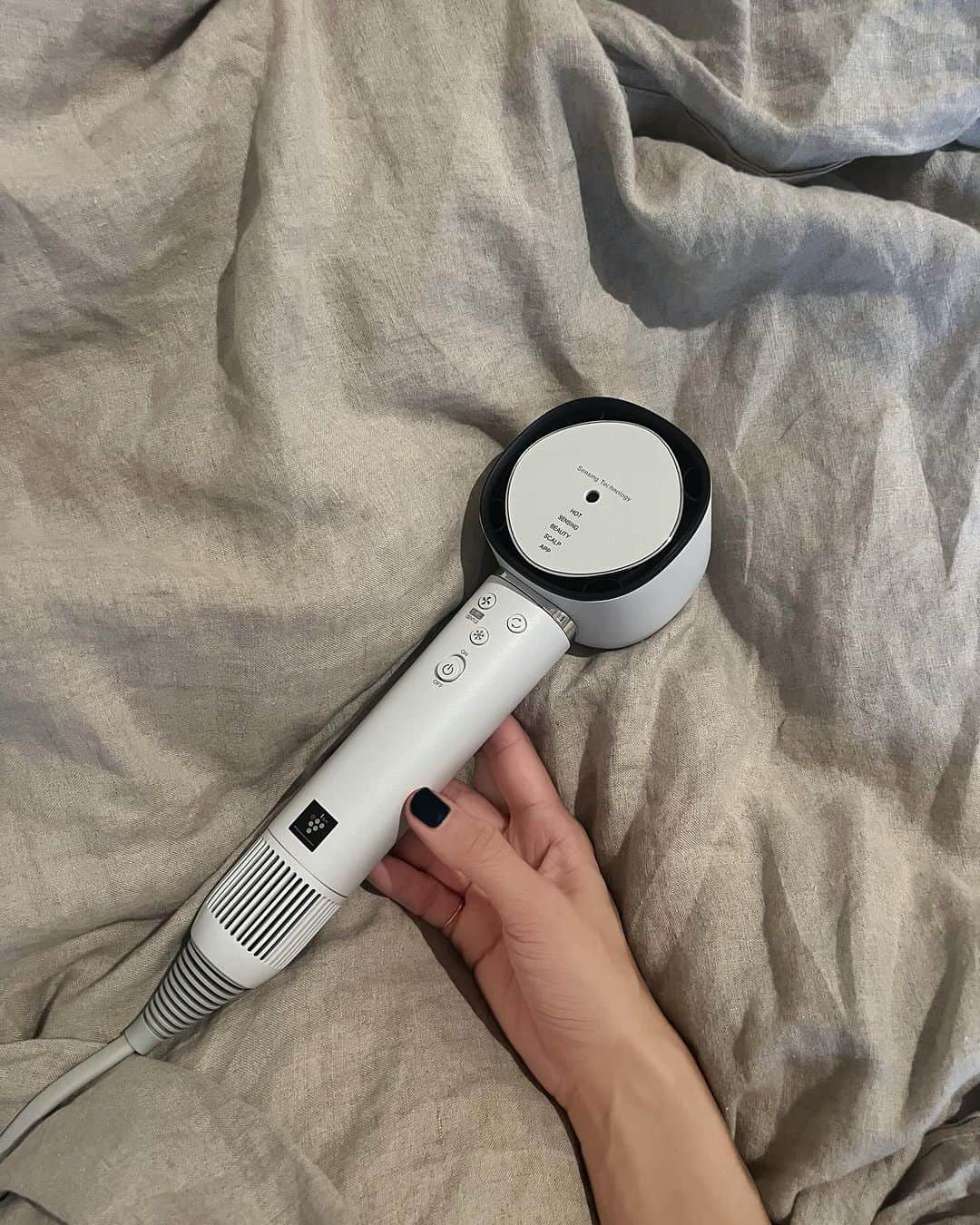 紗羅マリーさんのインスタグラム写真 - (紗羅マリーInstagram)「シャープの新ブランド Plasmacluster Beautyから プラズマクラスター ドレープフロードライヤーが 我が家へ。  コンパクトなのに、 風の当たる範囲が広ーーーーーい のよ！！！！ あとね、風量がものすごい。  5分くらいで髪の毛乾かせました 時短ありがたや⏳  水分子に包まれたプラズマクラスターイオンが髪の潤いキープしたり、キューティクルを引き締めたり。 美顔器のドライヤーバージョン！ みたいな感じで びっくりする機能いっっぱいあるから、みんな調べてみて！  @plasmacluster_beauty #PR #SHARP #プラズマクラスタードライヤー #プラズマクラスターって髪にもいいんだって」11月16日 19時49分 - saramary12