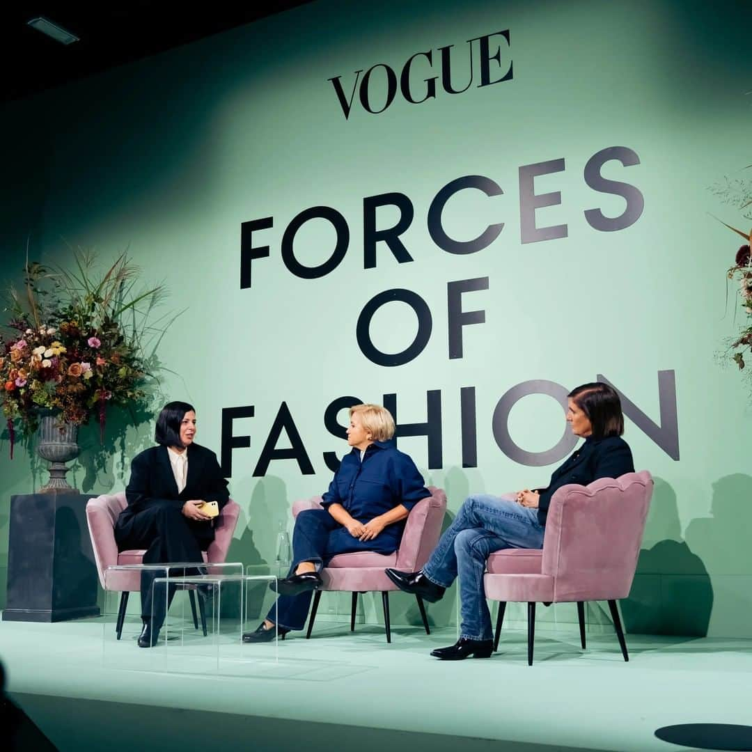 Vogue Italiaのインスタグラム：「In occasione dell'evento Forces of Fashion, a Roma, sono state @silviaventurinifendi e @mariagraziachiuri, insieme a @silschirinzi, ad aprire i talk della giornata. «A Maria Grazia riconosco molte qualità che riconosco anche alle donne della mia famiglia, ma soprattutto a mia madre che è qui presente e che è stata la tua mentore: una grande umiltà e una voglia di imparare continua» ha spiegato Silvia Venturini Fendi. Ascolta la conversazione completa sulla moda attraverso le donne, l'artigianato e la cultura, nel podcast dedicato al link in bio.  #VogueItalia #ForcesOfFashion」