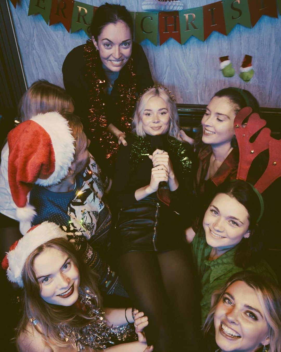ニーナ・ネスビットのインスタグラム：「Hi guys! Christmas Time Again comes out at midnight. I know it’s still early but my christmas spirit is high lol. Got steamin with my mates and shot a music video for it - goes up at 10am tomorrow. Still got the fear from it. Stay Out 2.0 some might say.🎄 @jonstonevideo 🎥」
