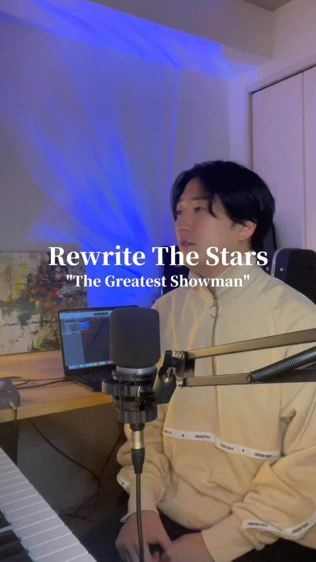 村上佳佑のインスタグラム：「🎩🎪🎞️ Rewrite The Stars - The Greatest Showmanより ————— 2023.11.26(日) Murakami Keisuke  アコースティックワンマン  - Kei's room vol.11 -  📍someno kyoto(京都) チケット一般発売中🎟 詳細はプロフィールページリンクから✈️ ————— 👍と思ったら❤️ フォロー シェアお願いします！  #murakamikeisuke #村上佳佑 #歌ってみた #映画音楽 #singing #musical #movie #cover #thegreatestshowman #rewritethestars  #グレイテストショーマン」