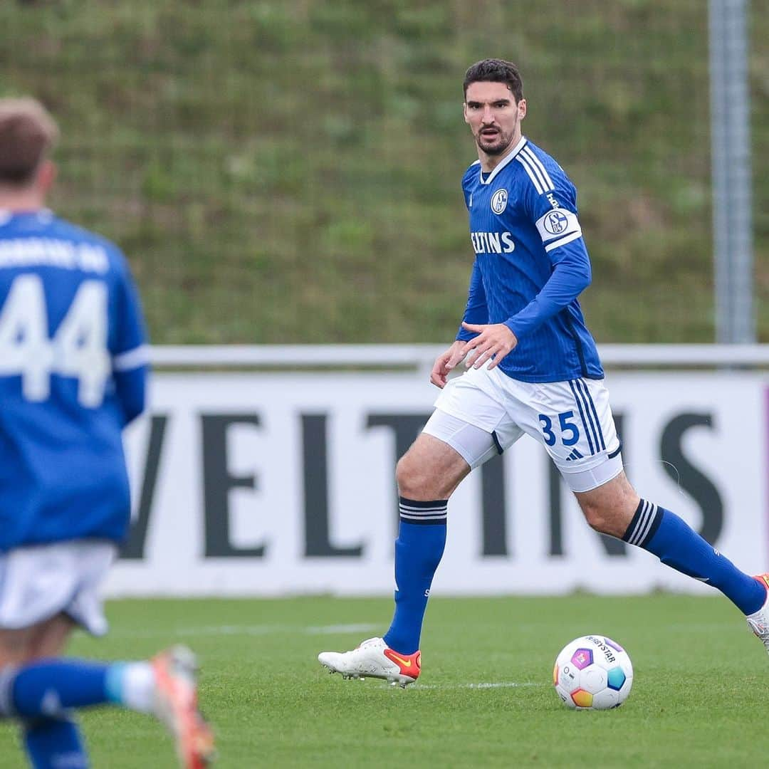 シャルケ04さんのインスタグラム写真 - (シャルケ04Instagram)「Torloses Remis zur Pause gegen @patro_eisden ⏸️ . . #S04 #Schalke #Knappen #Königsblau #S04PAT」11月16日 19時50分 - s04