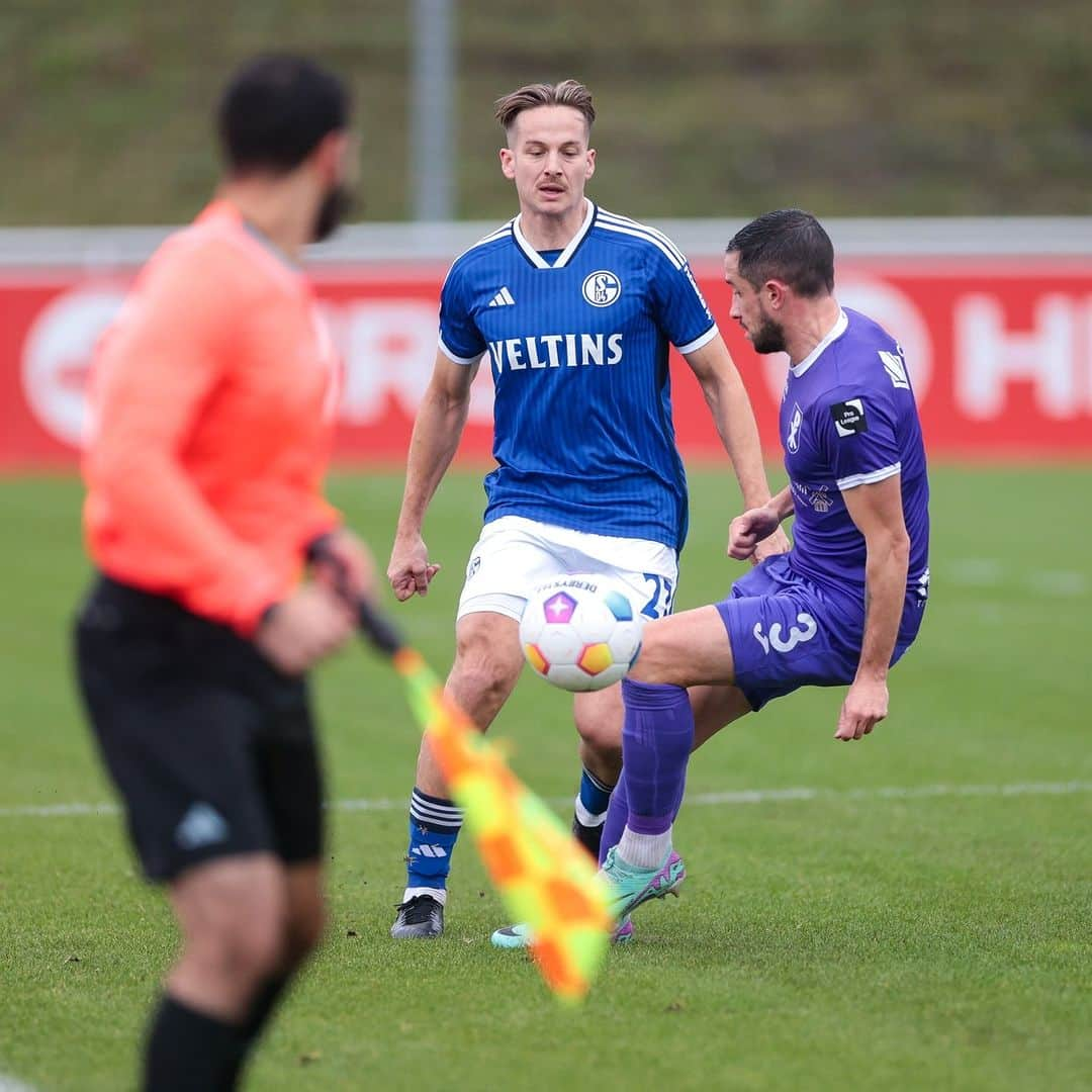 シャルケ04さんのインスタグラム写真 - (シャルケ04Instagram)「Torloses Remis zur Pause gegen @patro_eisden ⏸️ . . #S04 #Schalke #Knappen #Königsblau #S04PAT」11月16日 19時50分 - s04